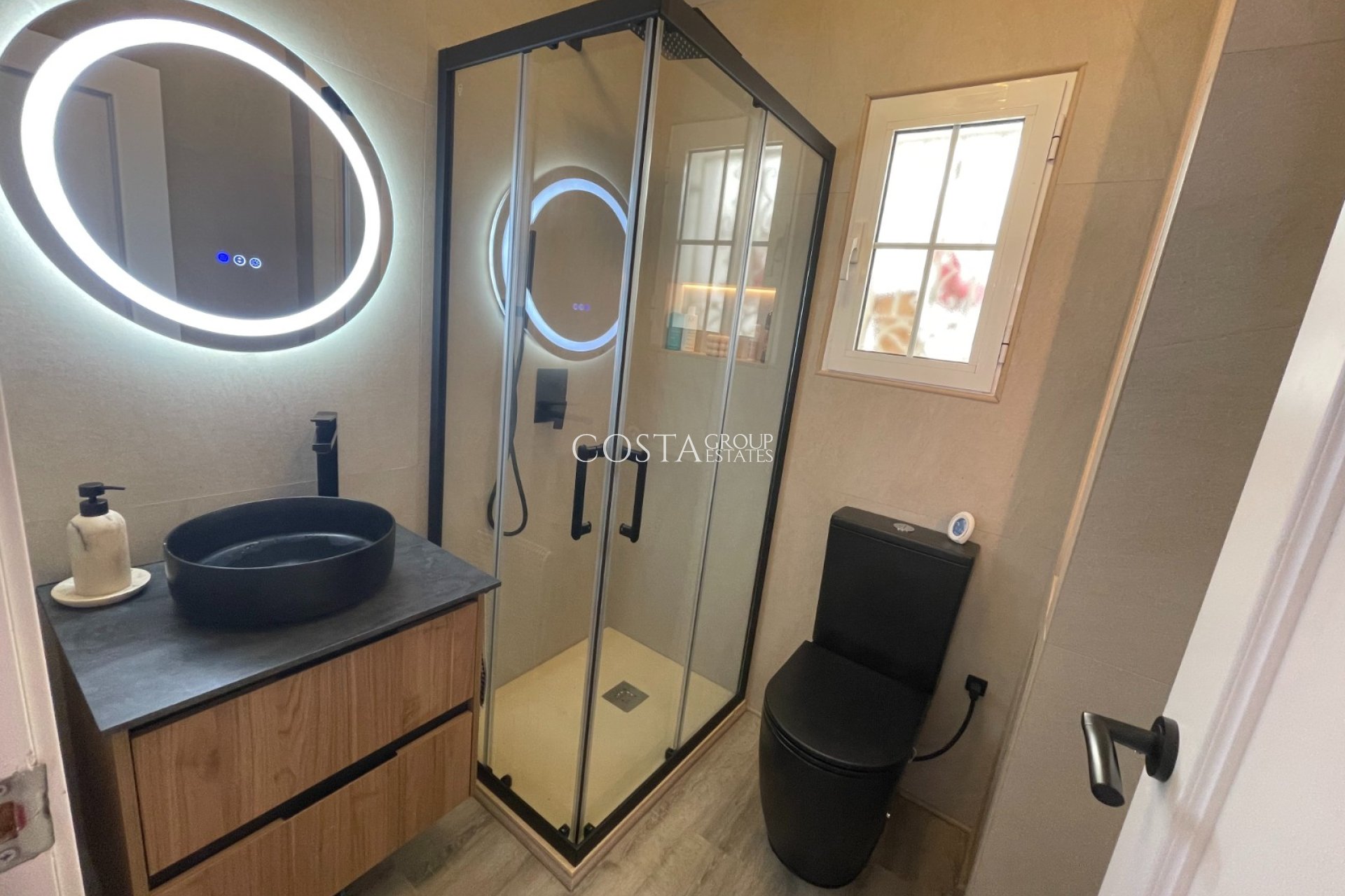 Resale - Villa -
Orihuela Costa - Villamartín