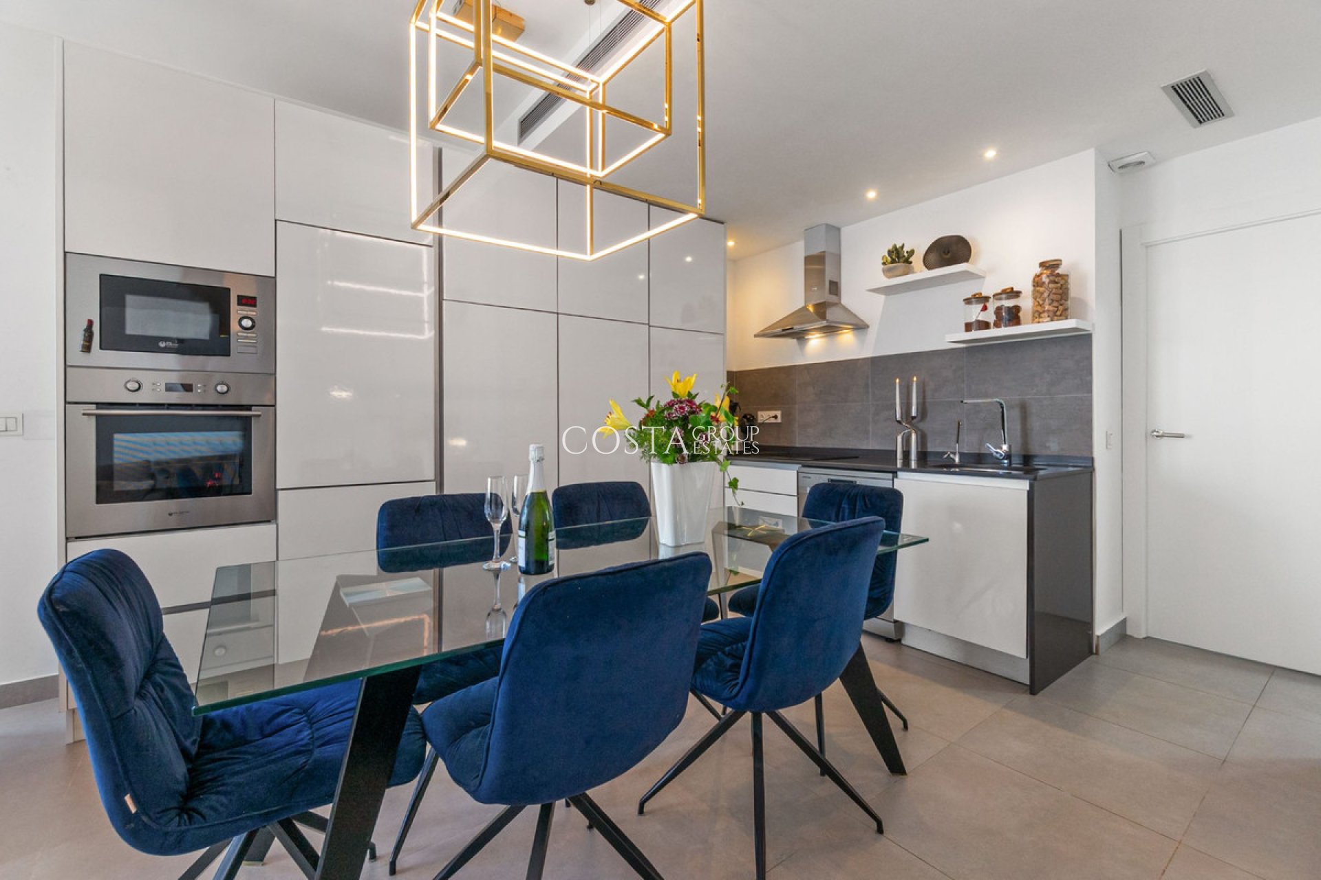 Resale - Villa -
Orihuela Costa - Villamartin