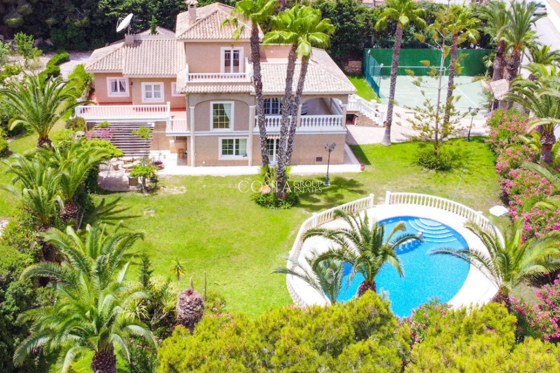 Resale - Villa -
Orihuela Costa - Villamartin