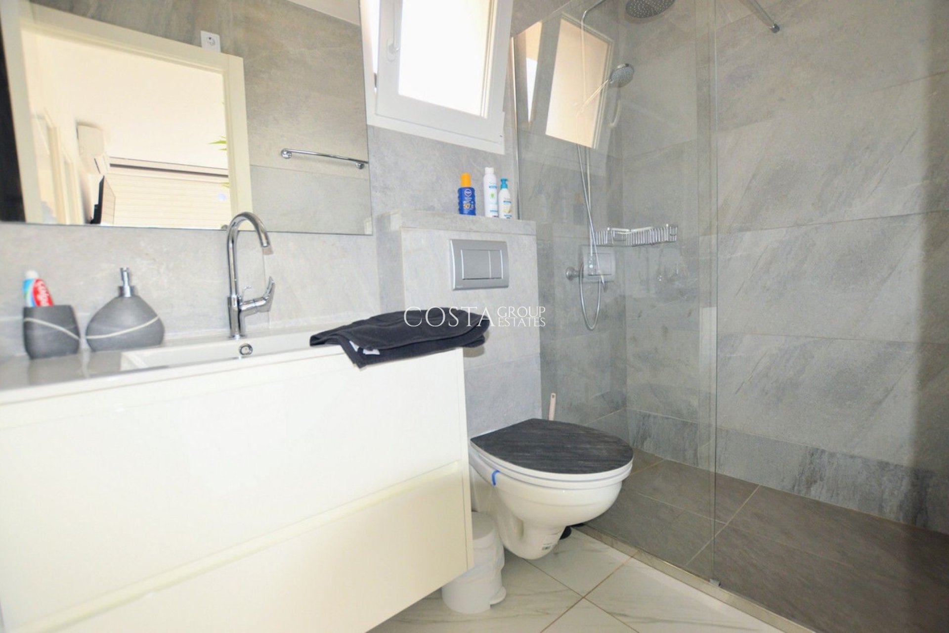 Resale - Villa -
Orihuela Costa - Villamartin