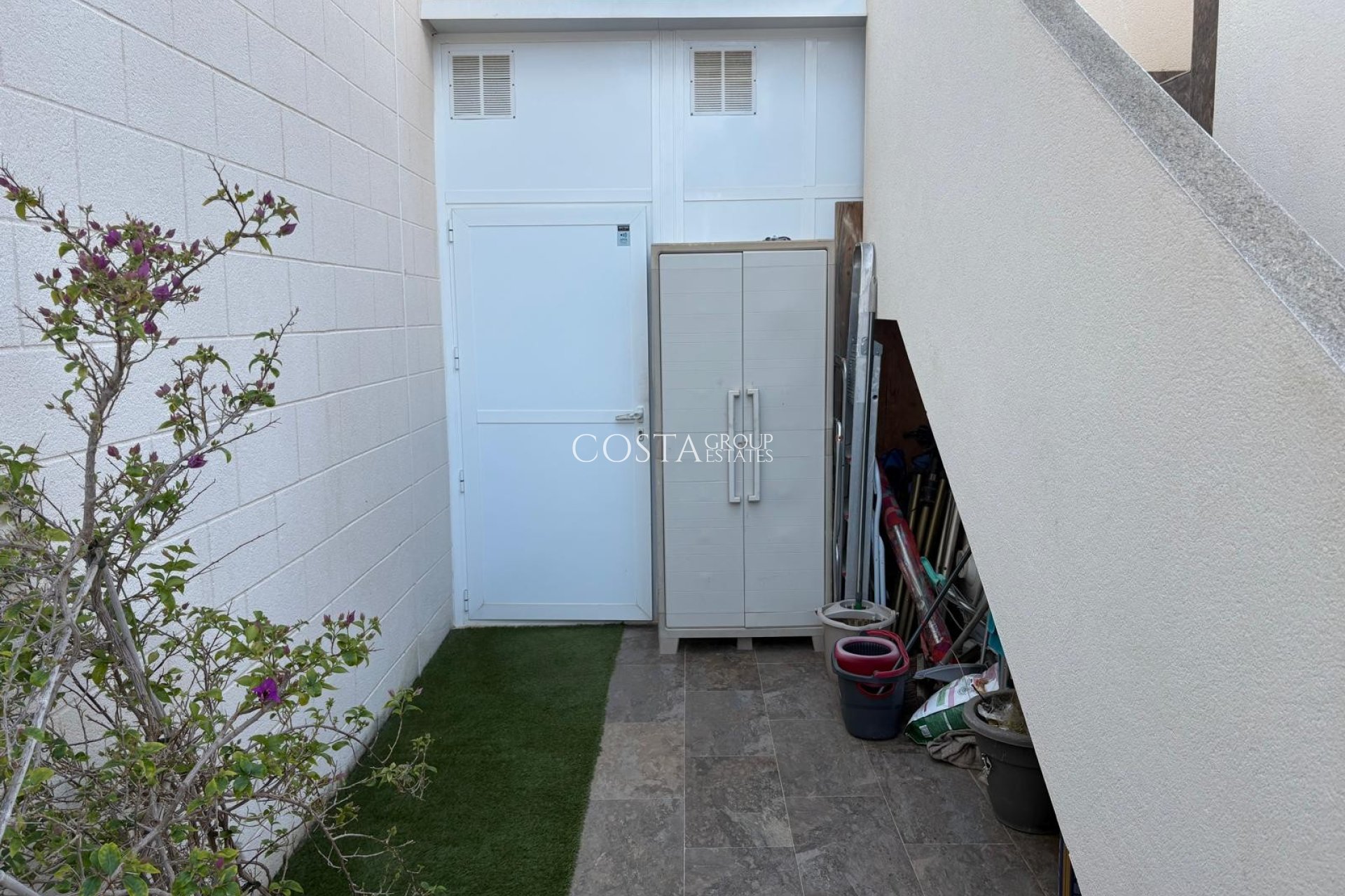 Resale - Villa -
Orihuela Costa - Villamartín