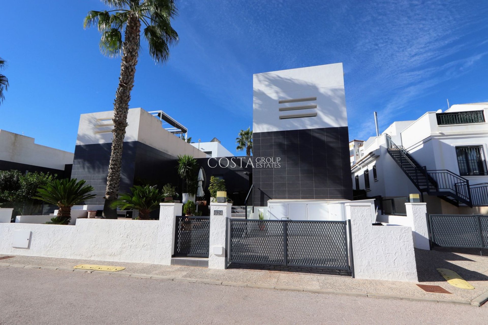 Resale - Villa -
Orihuela Costa - Villamartin