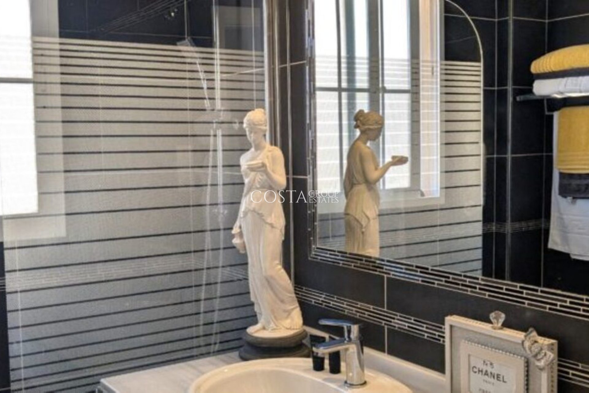 Resale - Villa -
Orihuela Costa - Villamartin