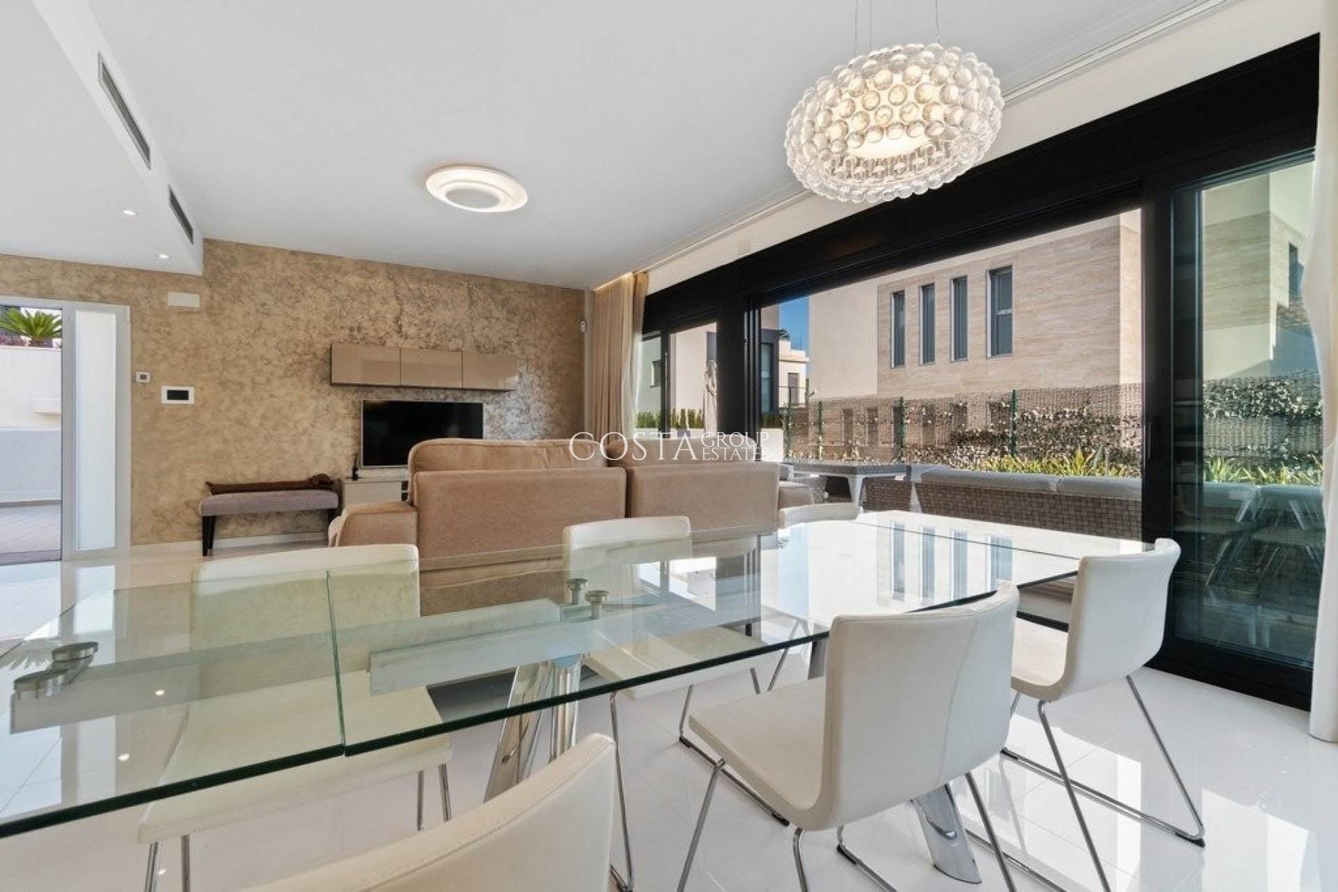 Resale - Villa -
Orihuela Costa