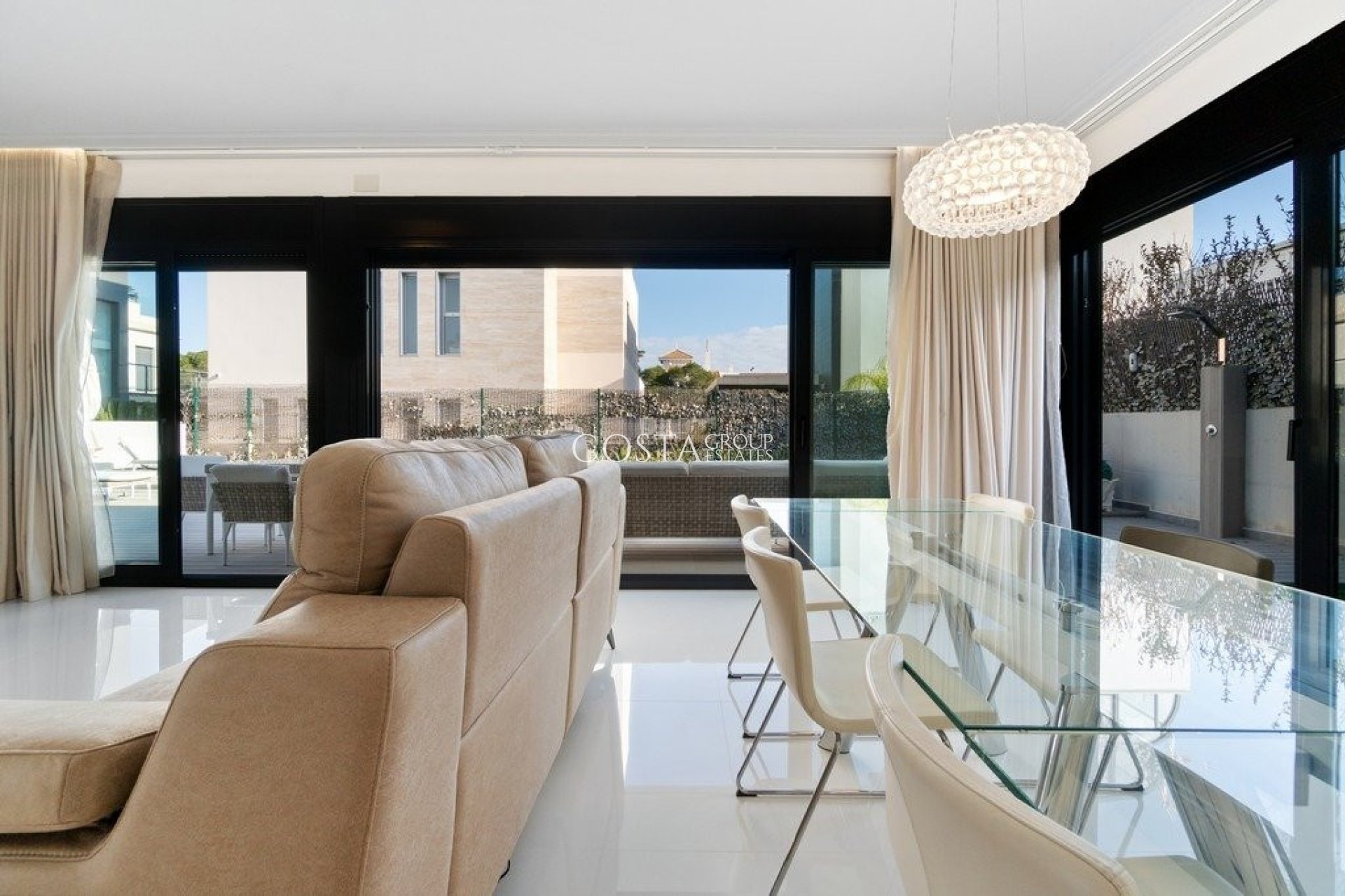 Resale - Villa -
Orihuela Costa