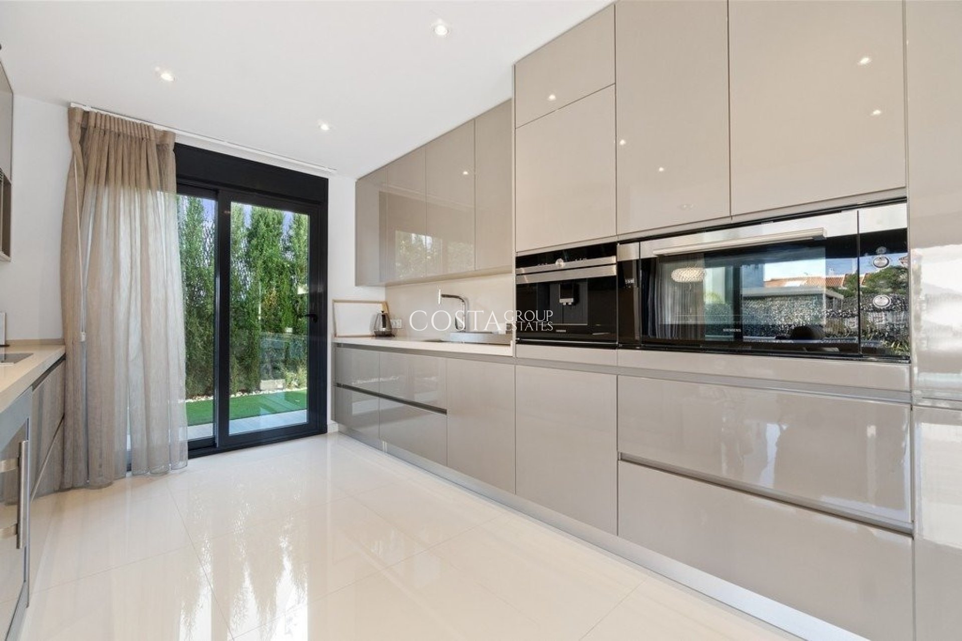 Resale - Villa -
Orihuela Costa