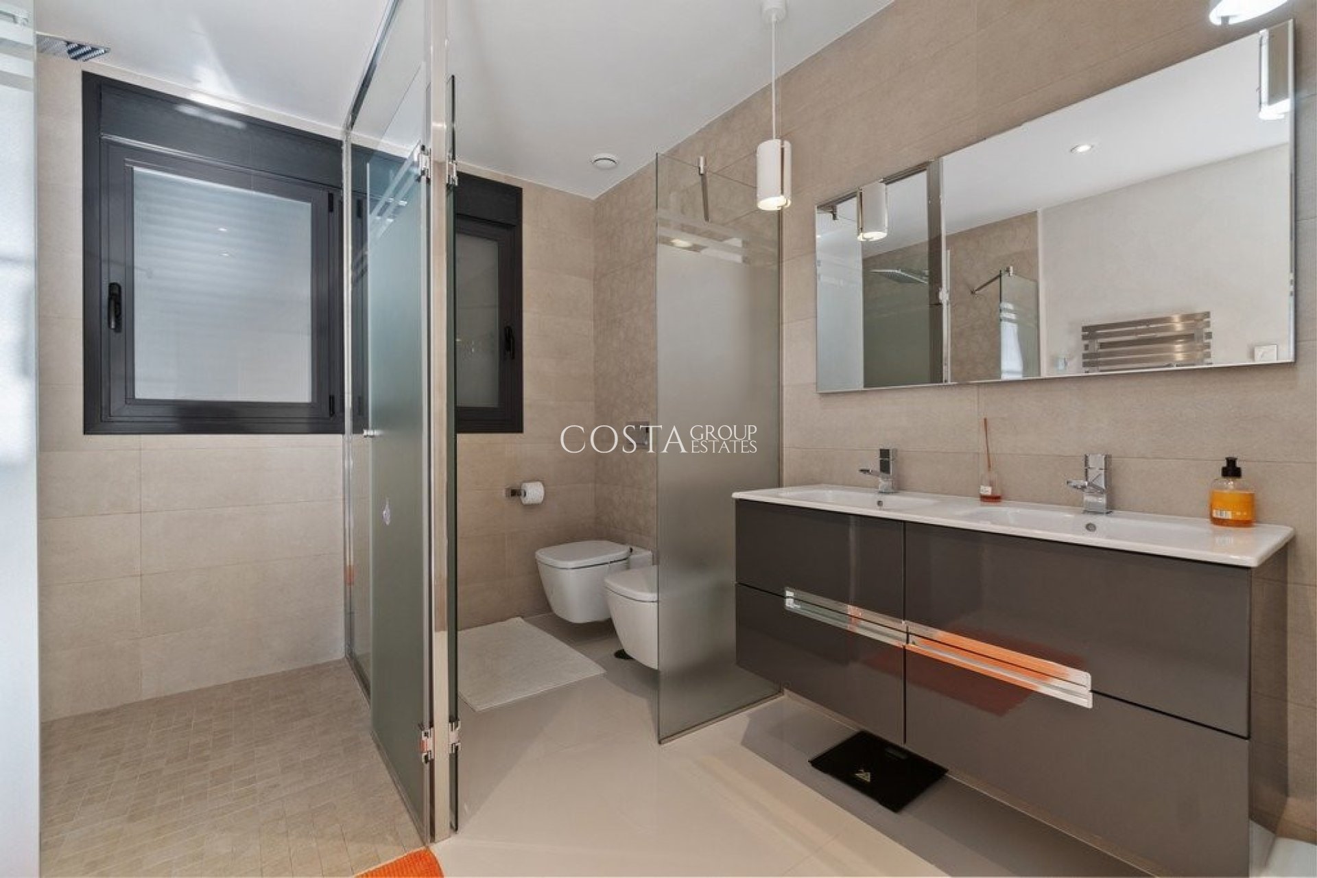 Resale - Villa -
Orihuela Costa