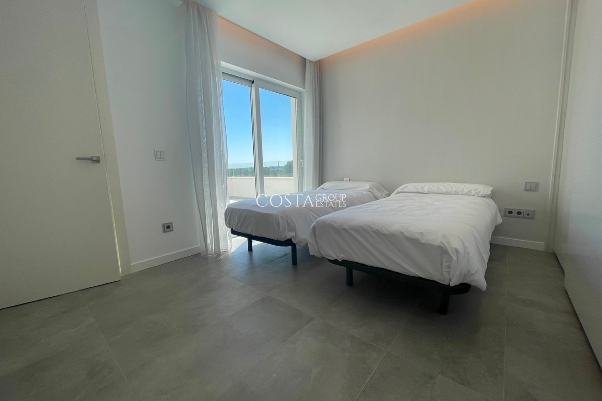 Resale - Villa -
Orihuela - Las Colinas Golf
