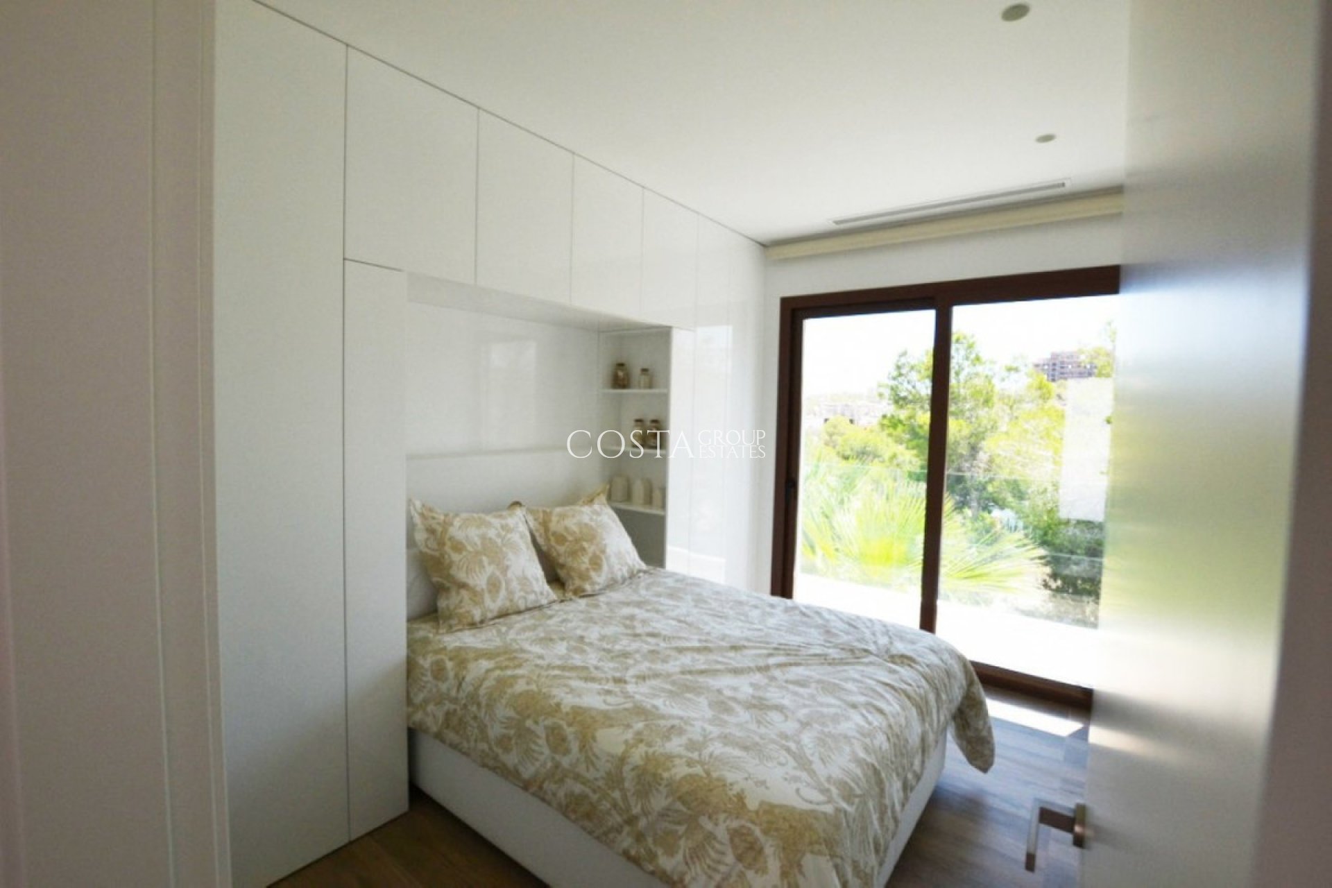 Resale - Villa -
Orihuela - Las Colinas Golf