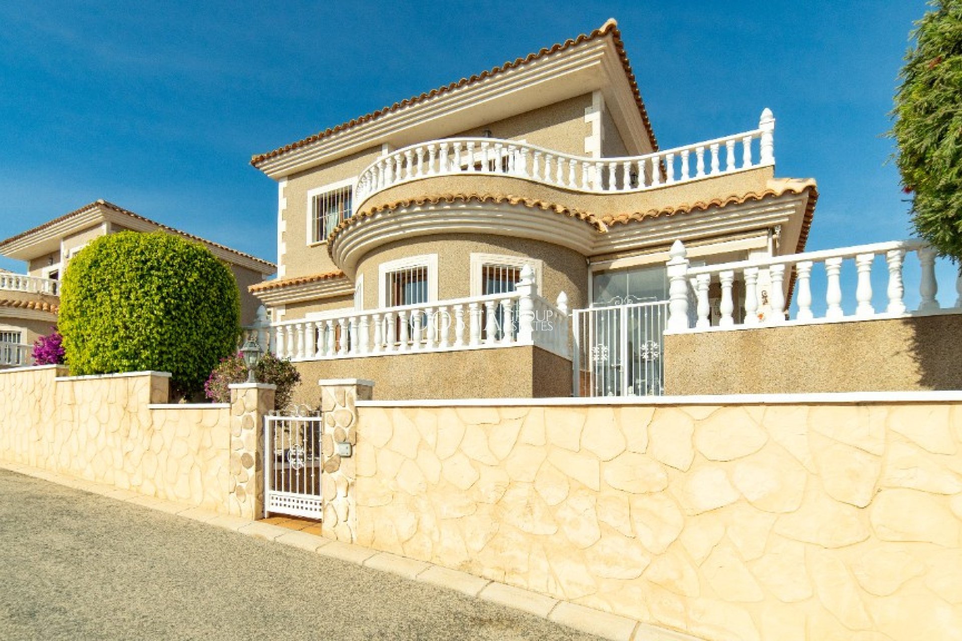 Resale - Villa -
Orihuela - Los Altos