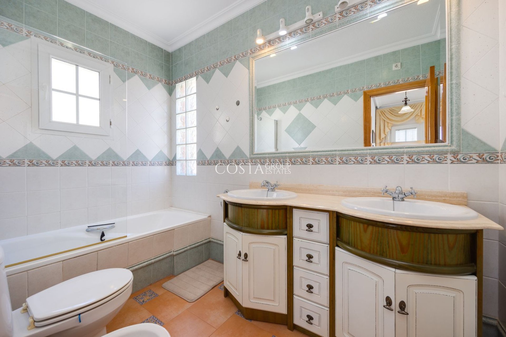 Resale - Villa -
Orihuela - Orihuela Costa