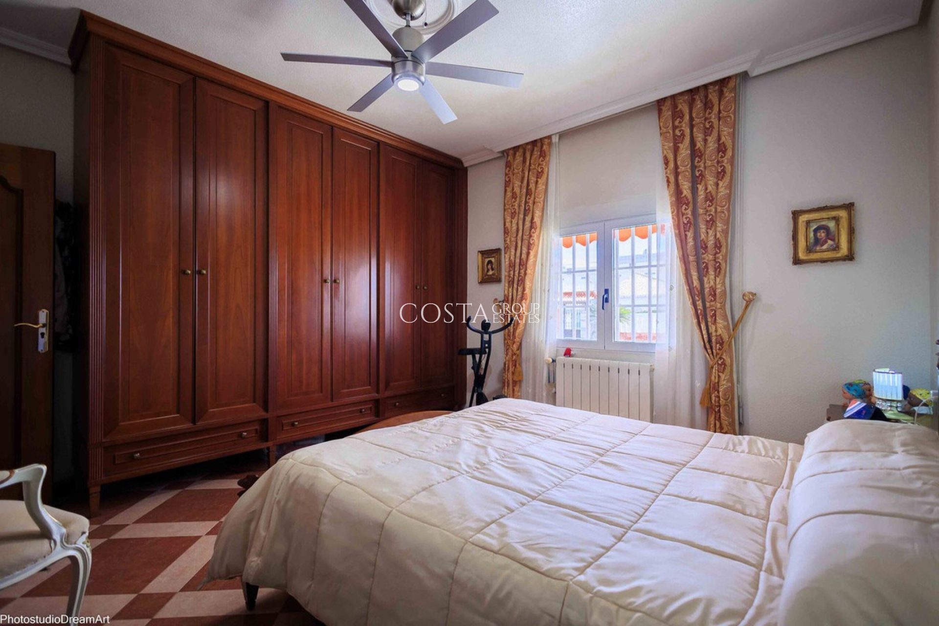 Resale - Villa -
Orihuela - Orihuela Costa