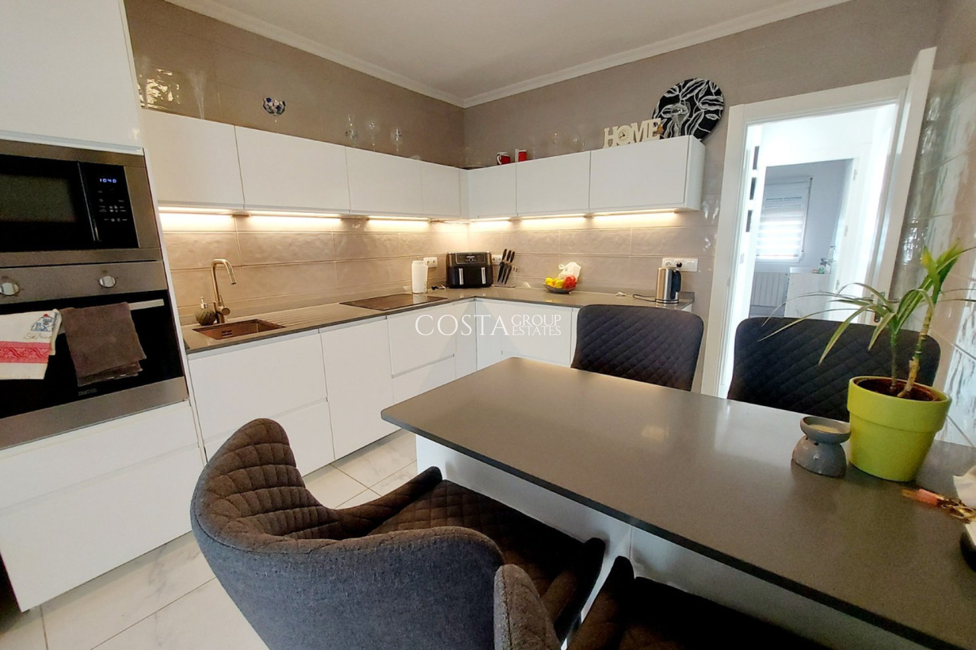 Resale - Villa -
Orihuela - Orihuela Costa