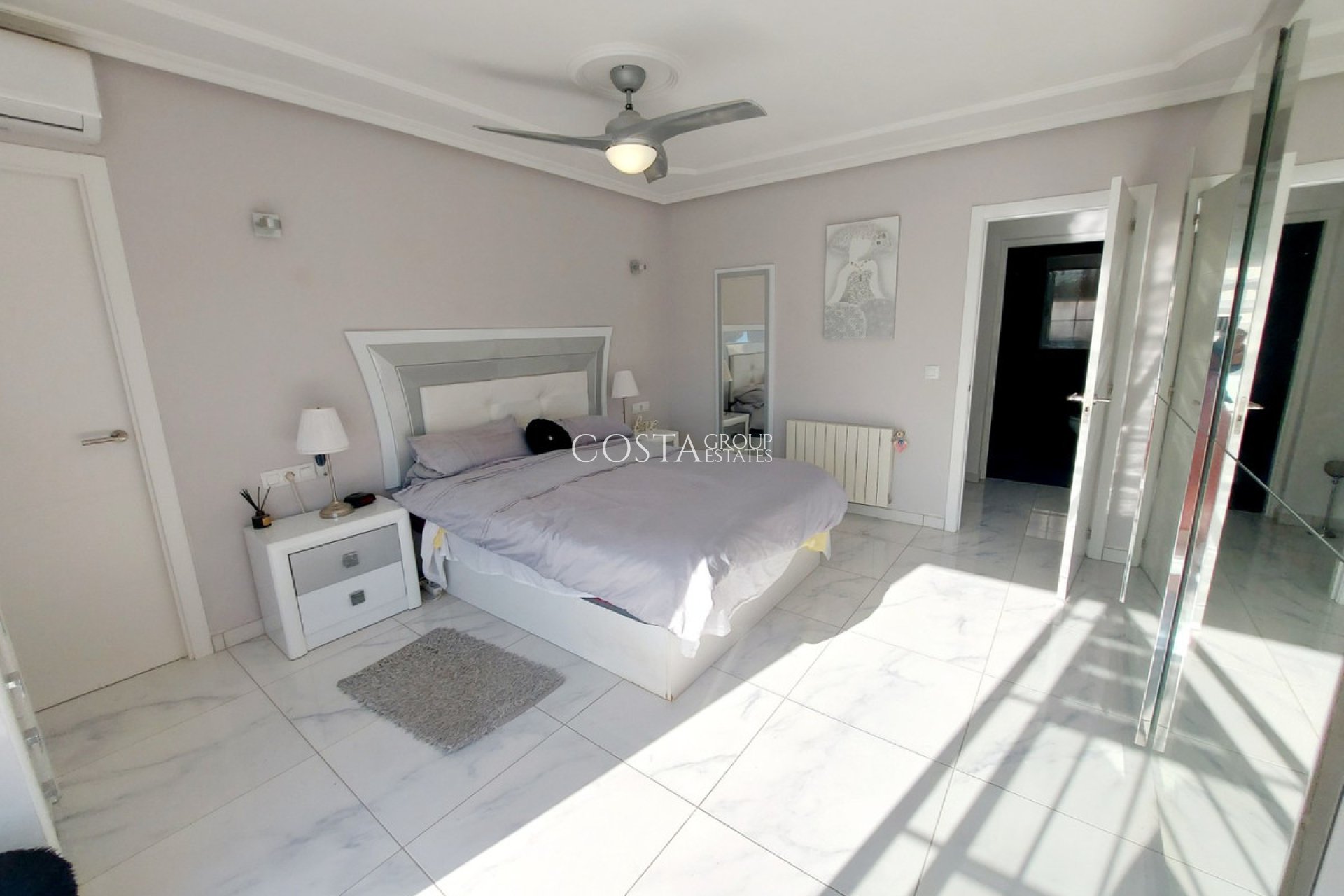 Resale - Villa -
Orihuela - Orihuela Costa