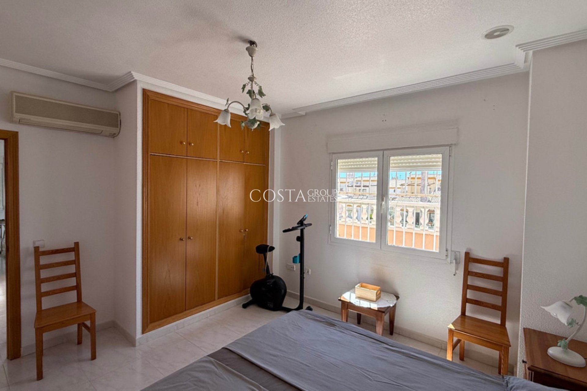 Resale - Villa -
Orihuela - Orihuela Costa