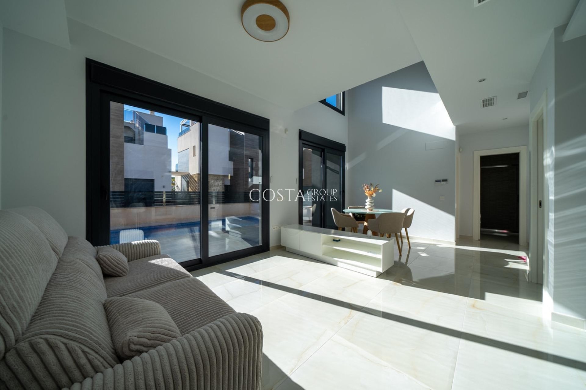 Resale - Villa -
Orihuela - Orihuela Costa