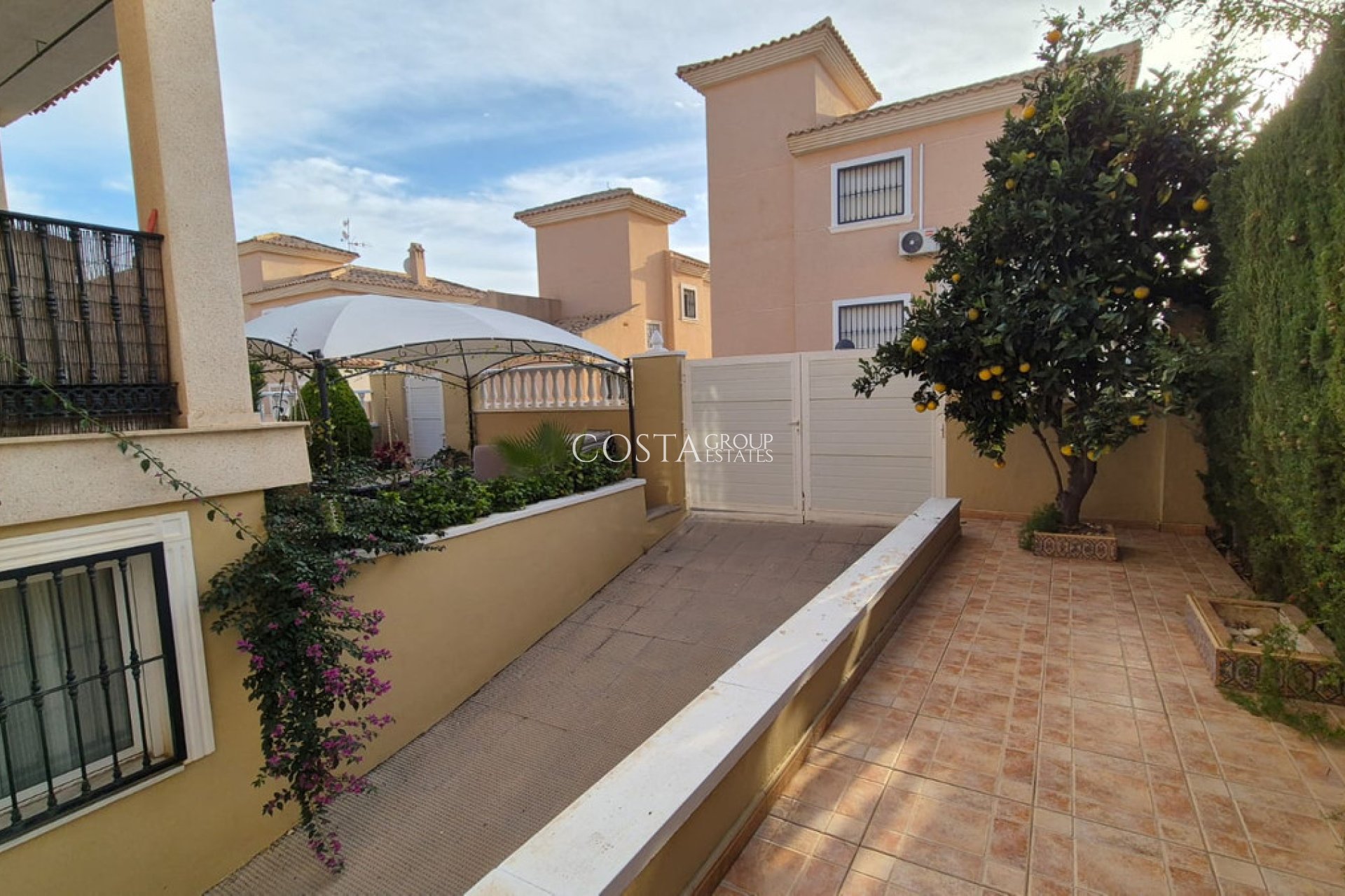Resale - Villa -
Orihuela - Orihuela Costa