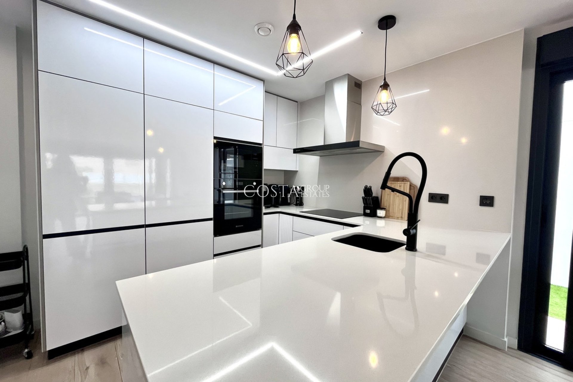 Resale - Villa -
Orihuela - Punta Prima