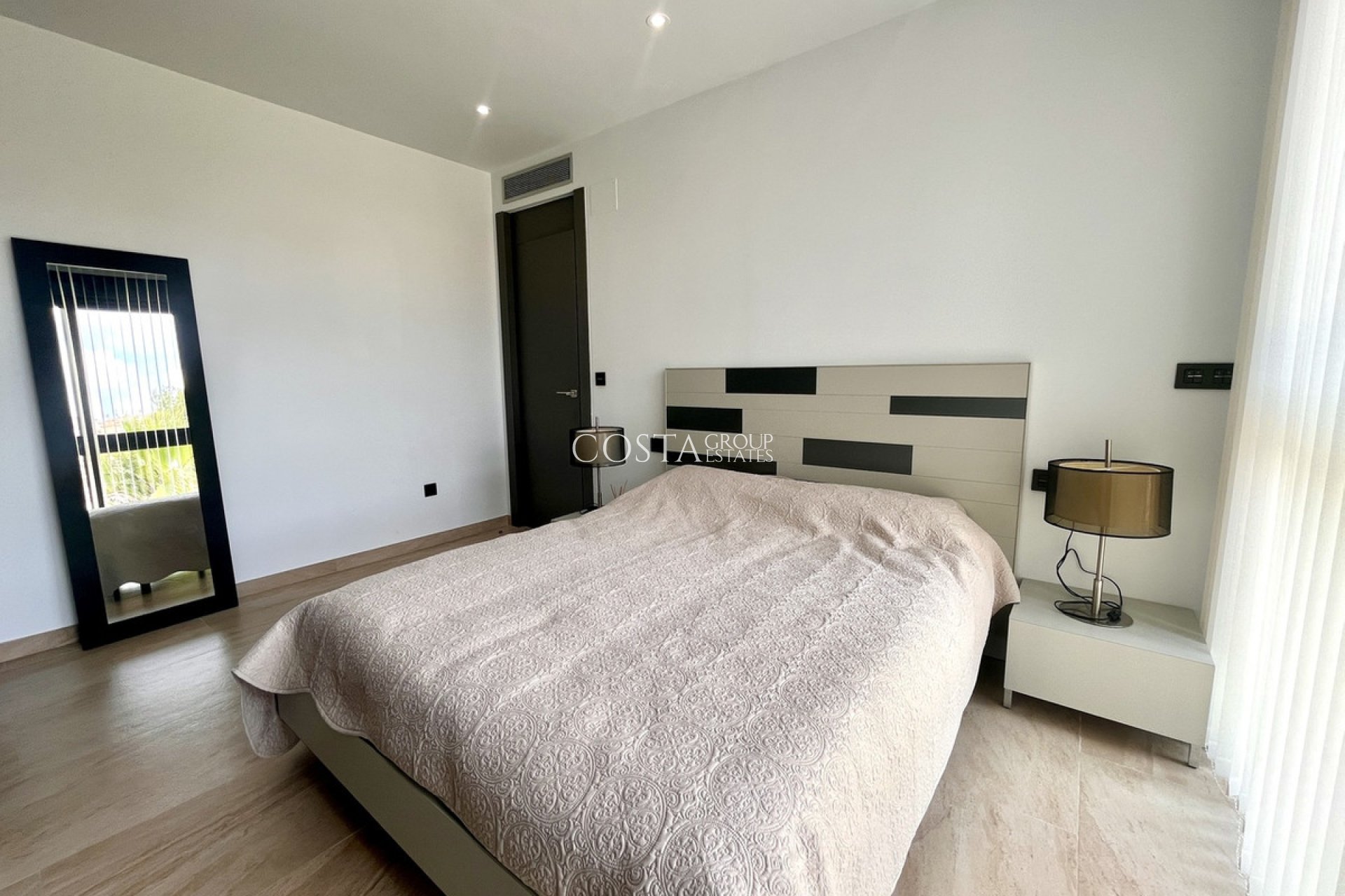Resale - Villa -
Orihuela - Villamartin
