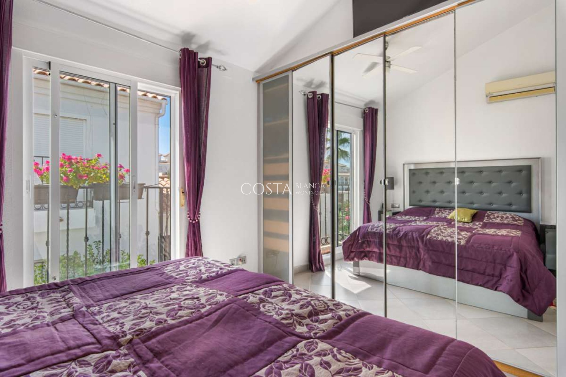 Resale - Villa -
Punta Prima