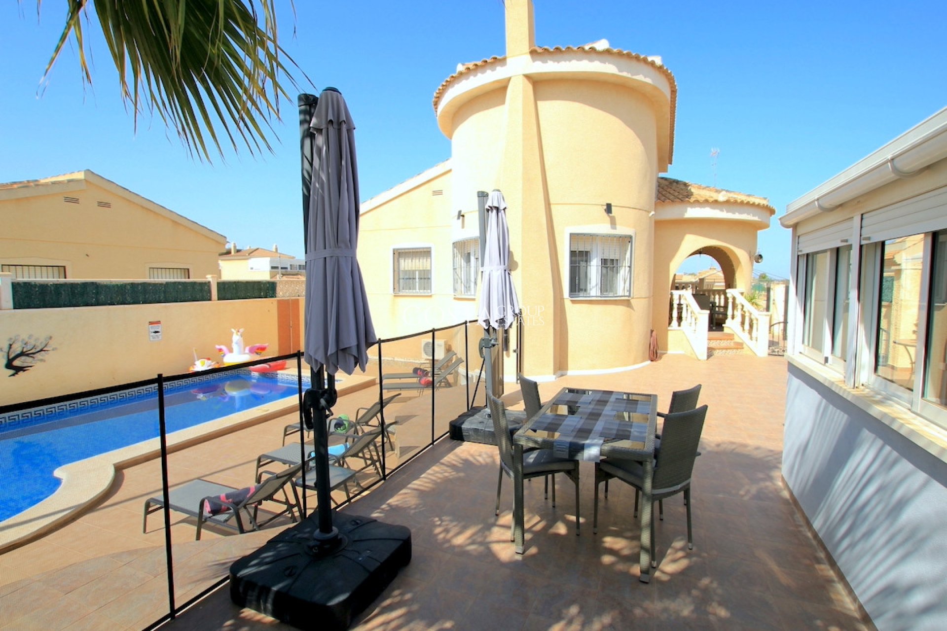 Resale - Villa -
Rojales
