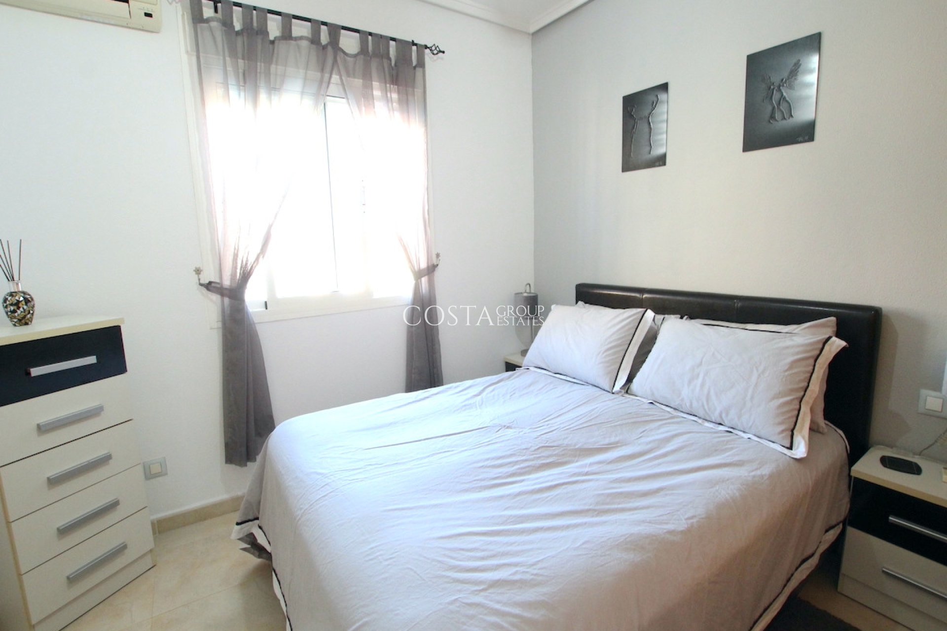 Resale - Villa -
Rojales