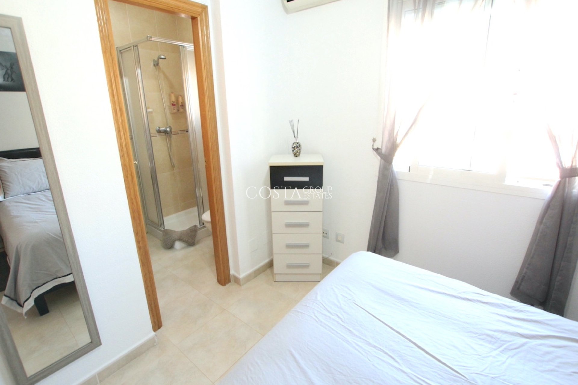 Resale - Villa -
Rojales