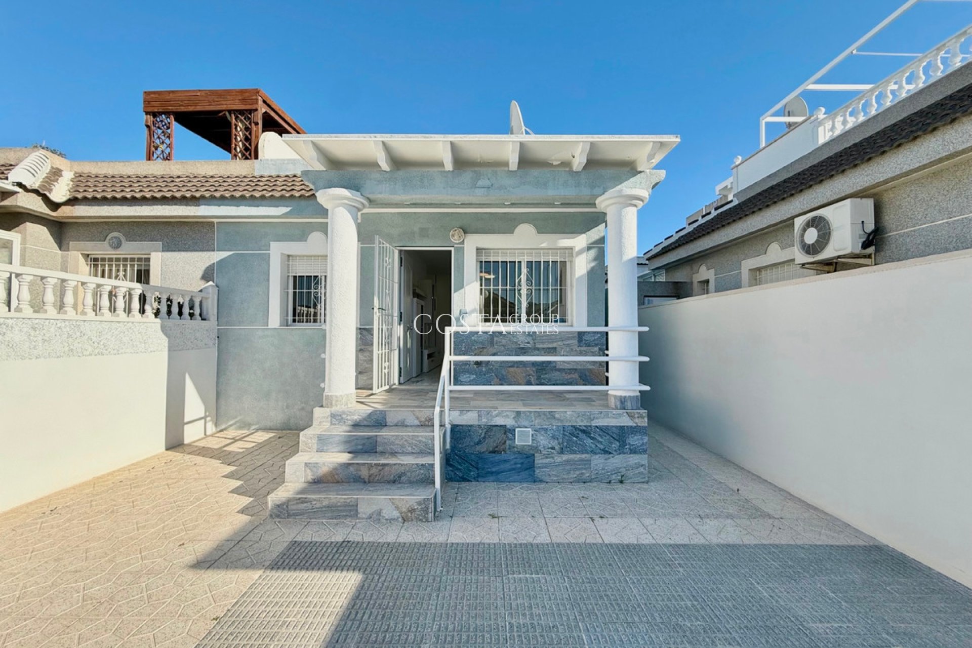 Resale - Villa -
Torrevieja - El Chaparral