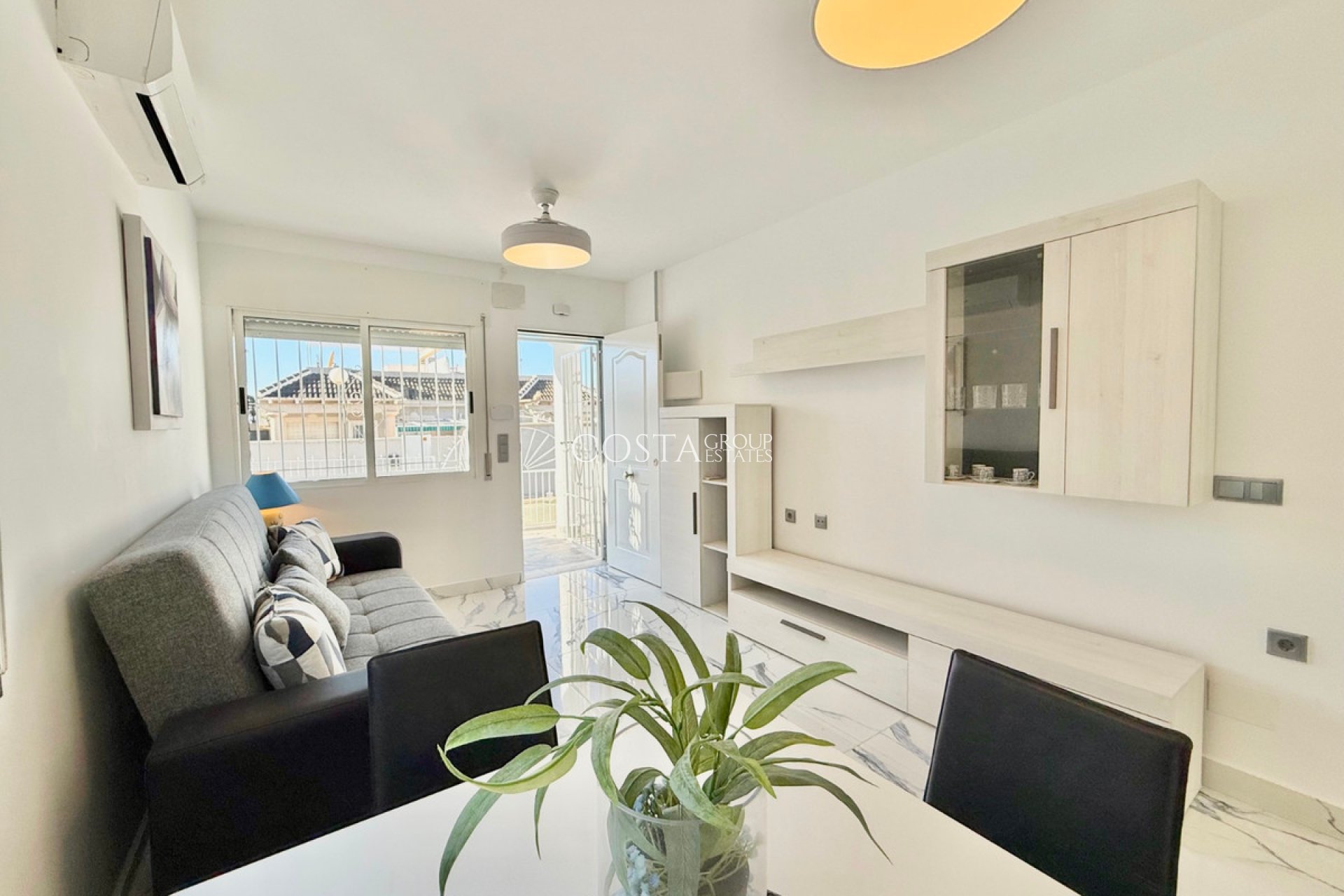 Resale - Villa -
Torrevieja - El Chaparral