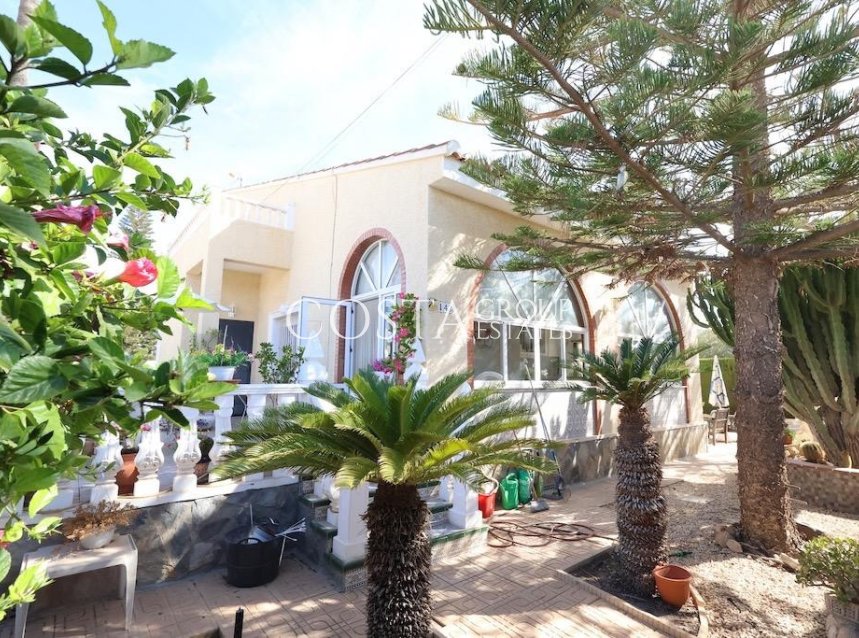 Resale - Villa -
Torrevieja - La Siesta