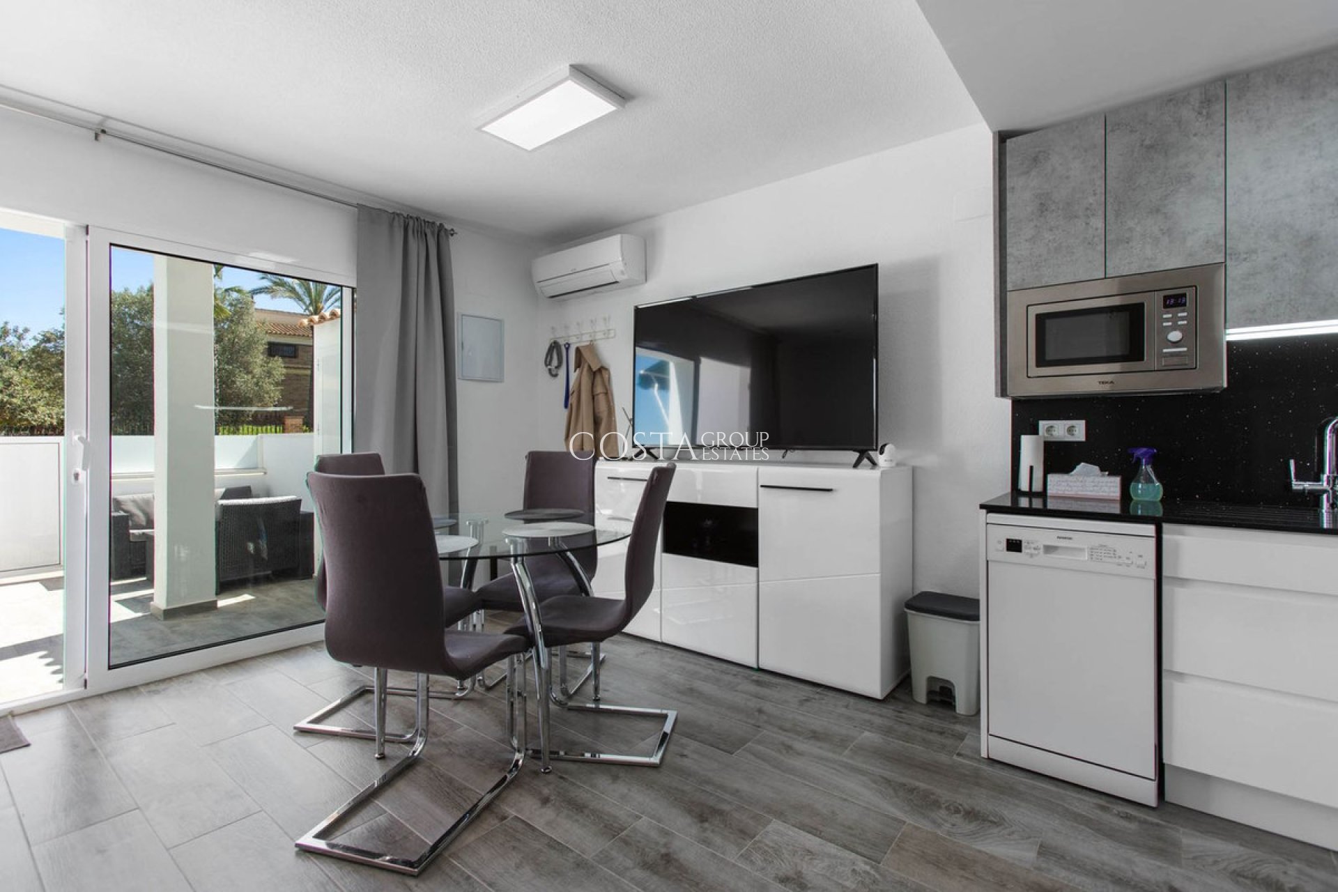 Resale - Villa -
Torrevieja - Lago Jardin