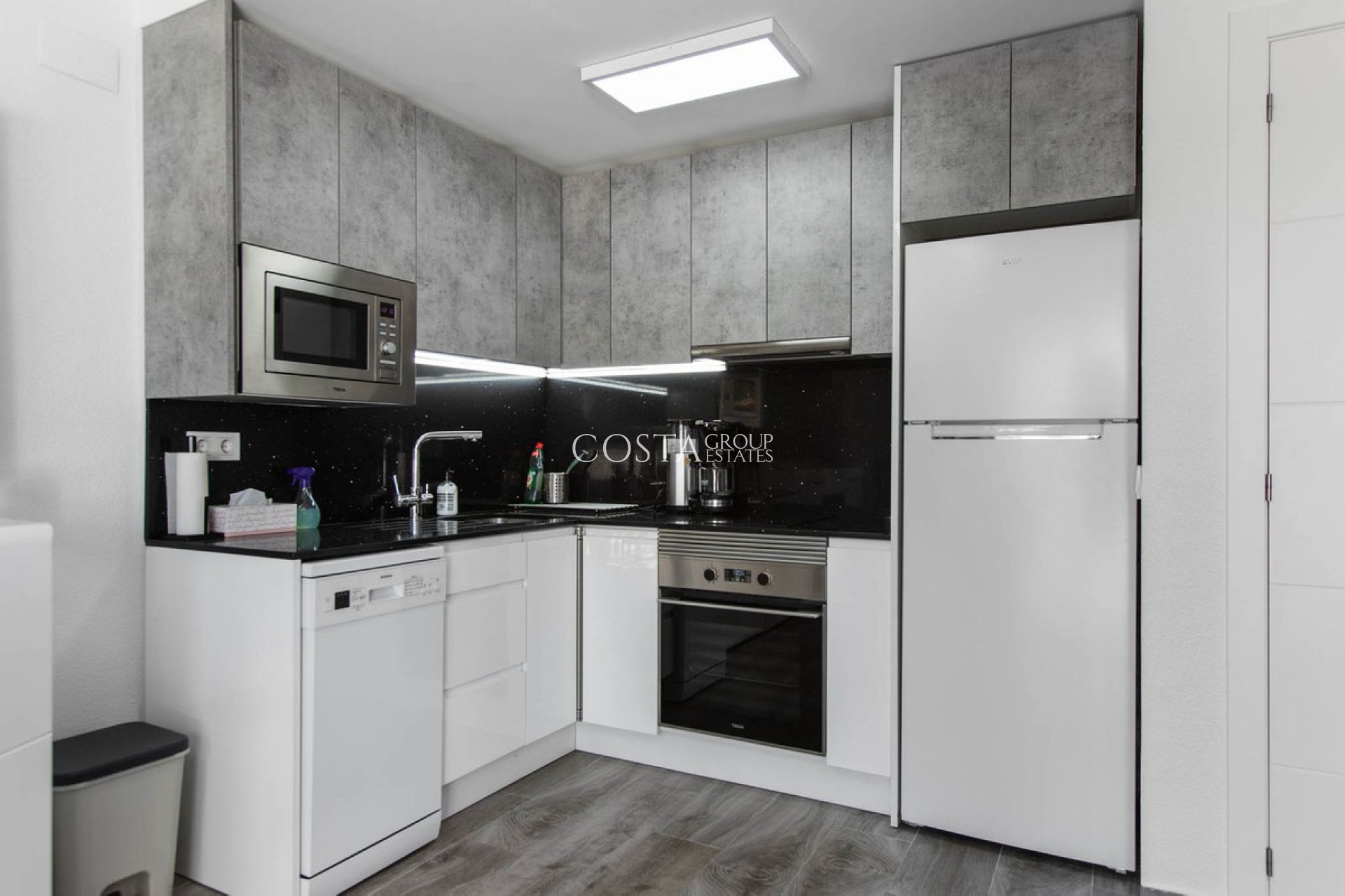 Resale - Villa -
Torrevieja - Lago Jardin