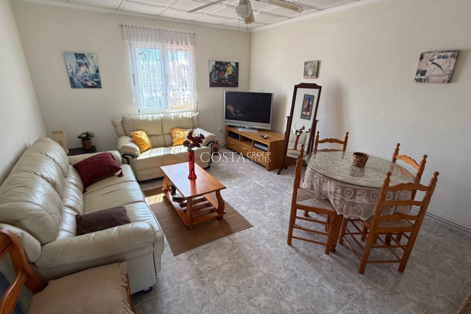 Resale - Villa -
Torrevieja - Torrevieja Centro