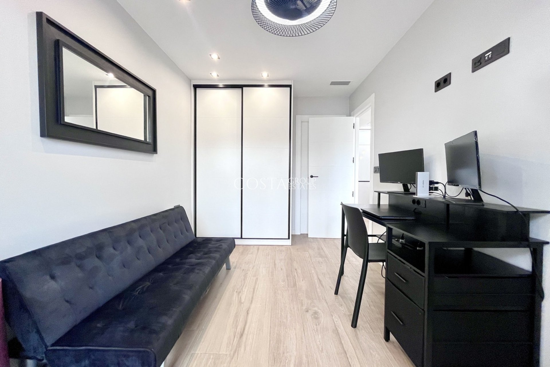 Resale - Villa -
Torrevieja - Torrevieja Centro