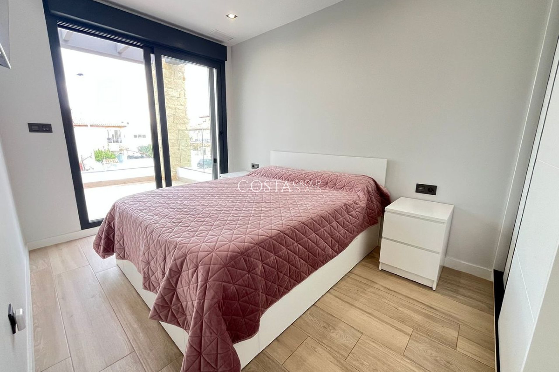 Resale - Villa -
Torrevieja - Torrevieja Centro