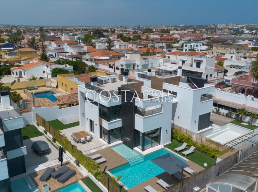 Resale - Villa -
Torrevieja - Torrevieja Centro