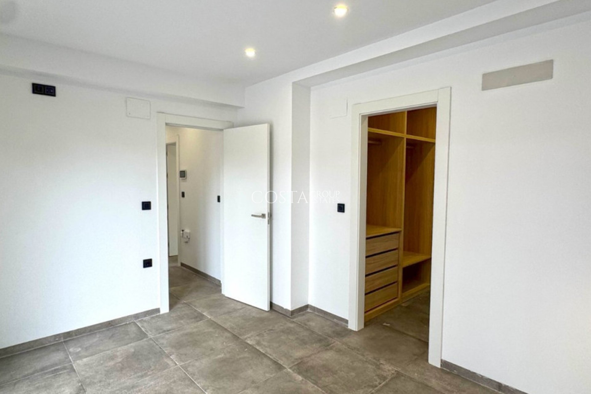 Resale - Villa -
Torrevieja