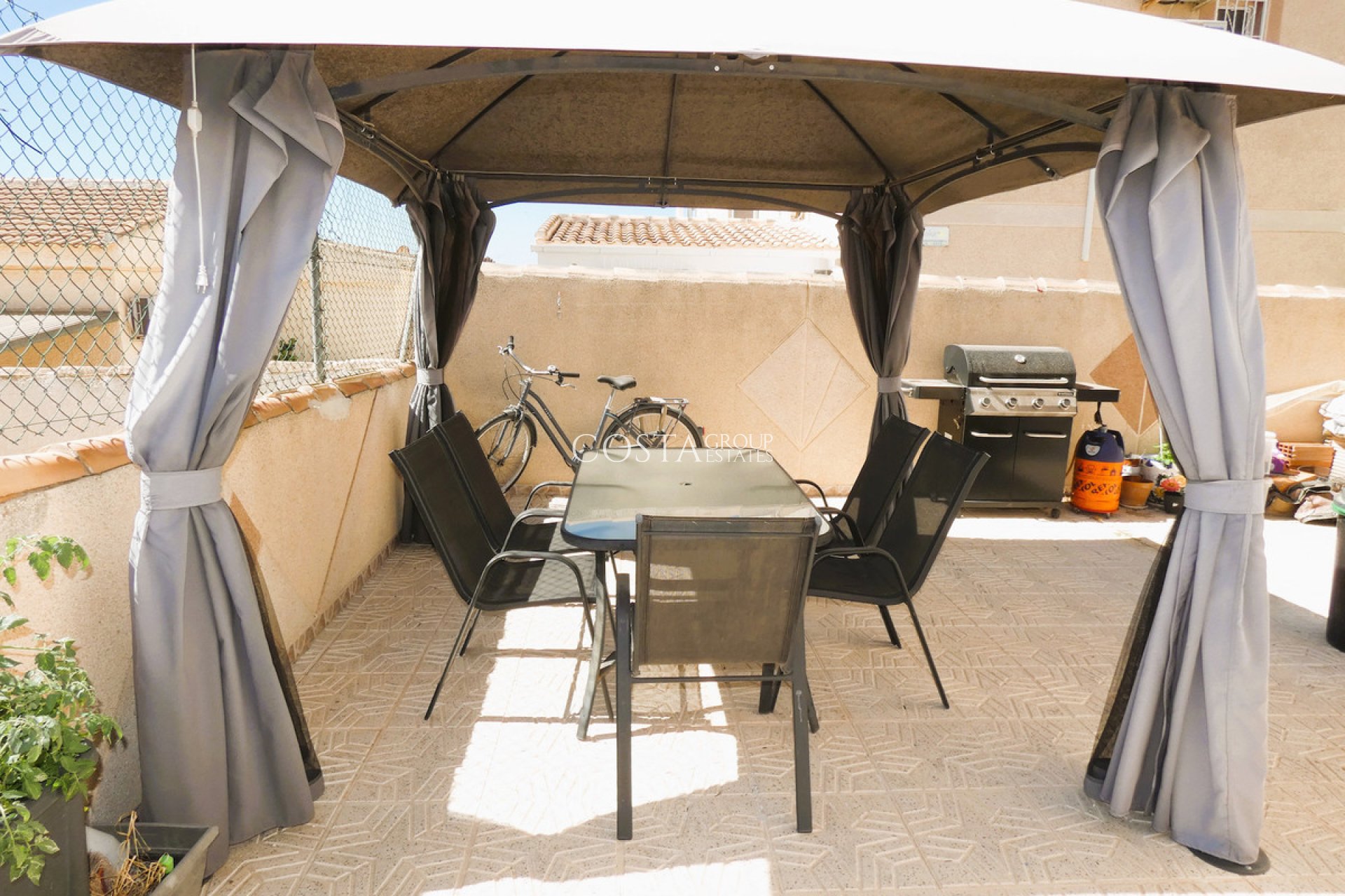 Resale - Villa -
Torrevieja