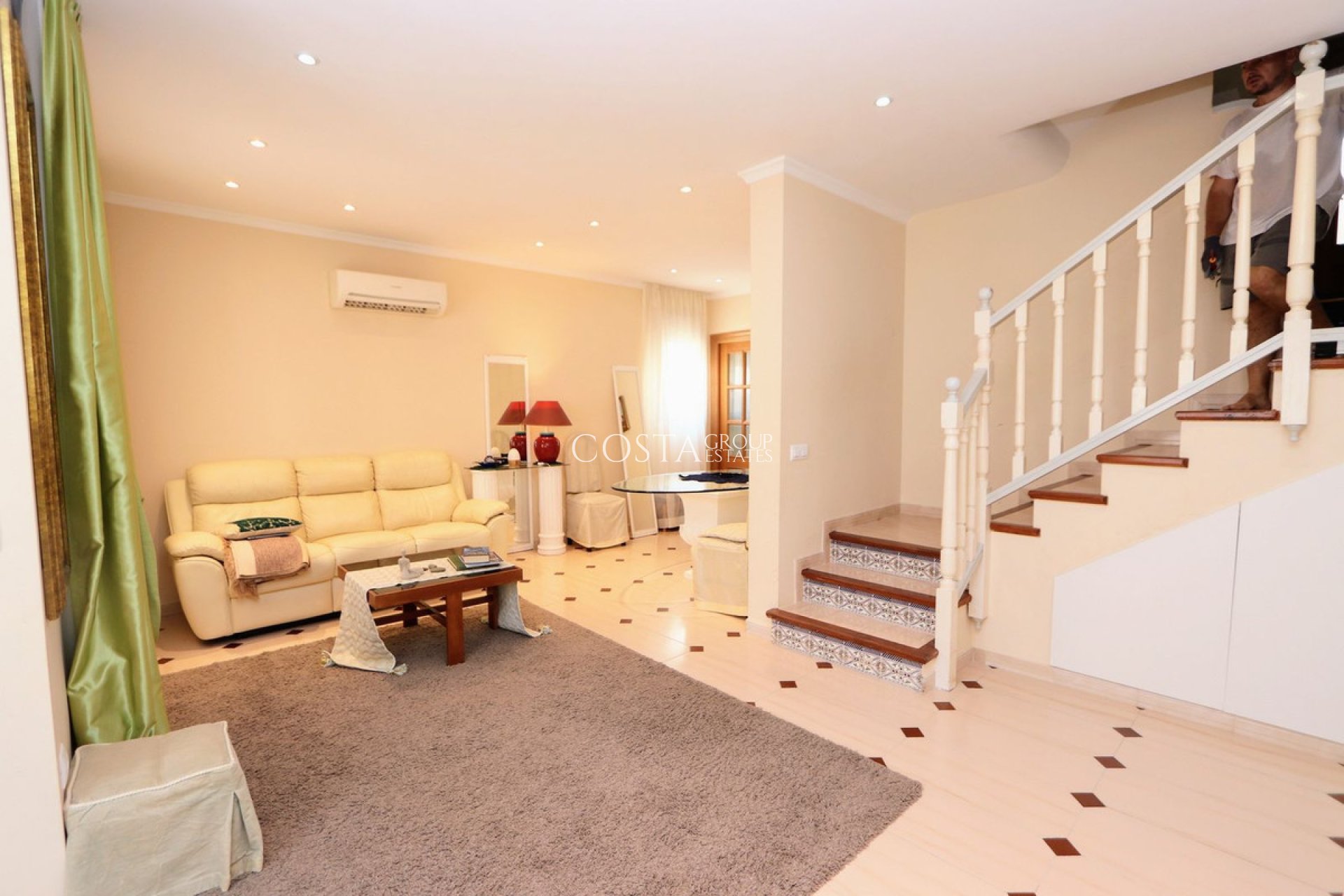 Resale - Villa -
Torrevieja