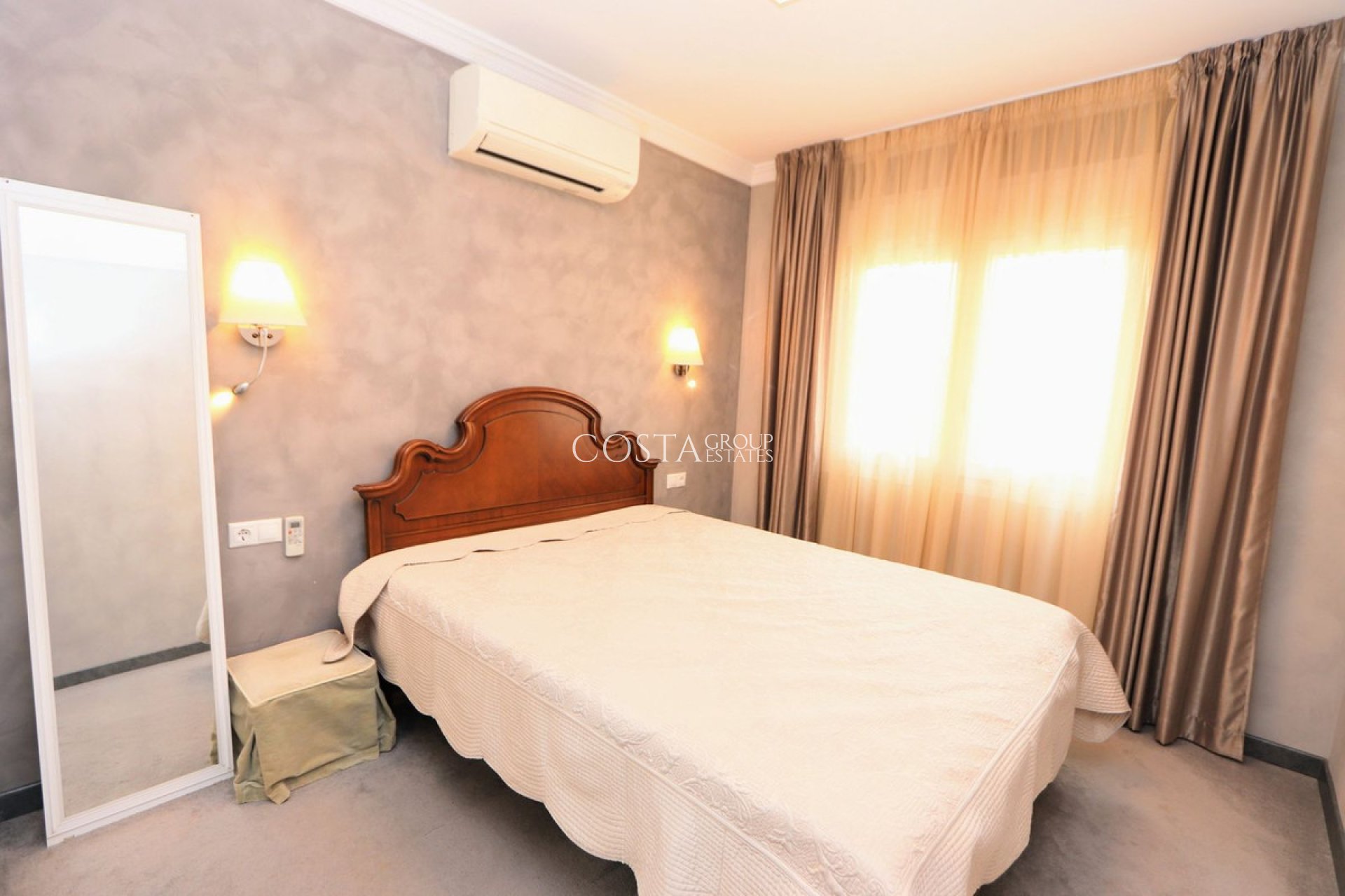 Resale - Villa -
Torrevieja