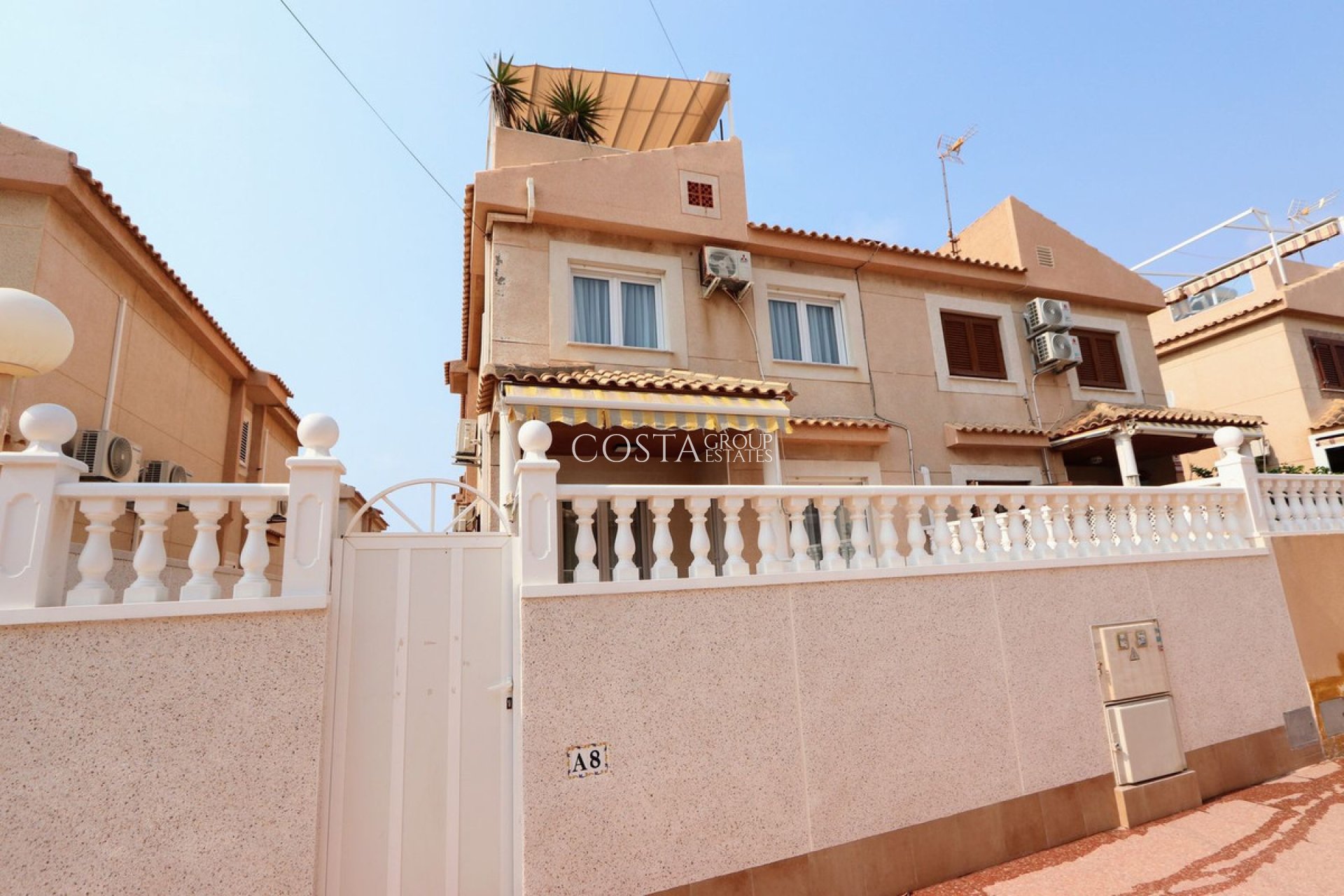 Resale - Villa -
Torrevieja