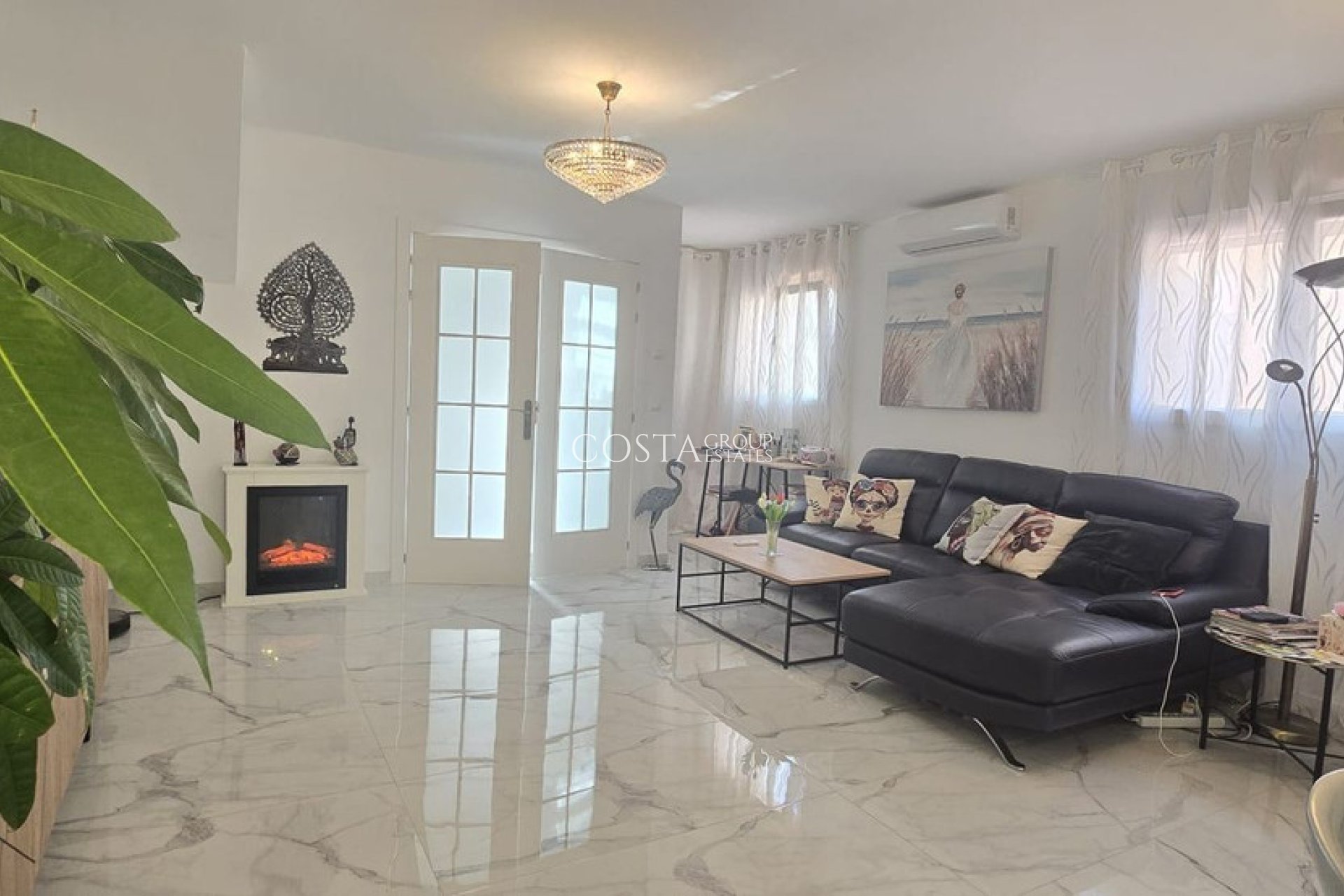 Resale - Villa -
Torrevieja