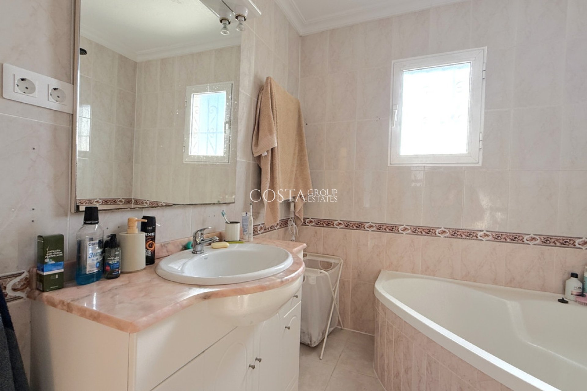 Resale - Villa -
Torrevieja