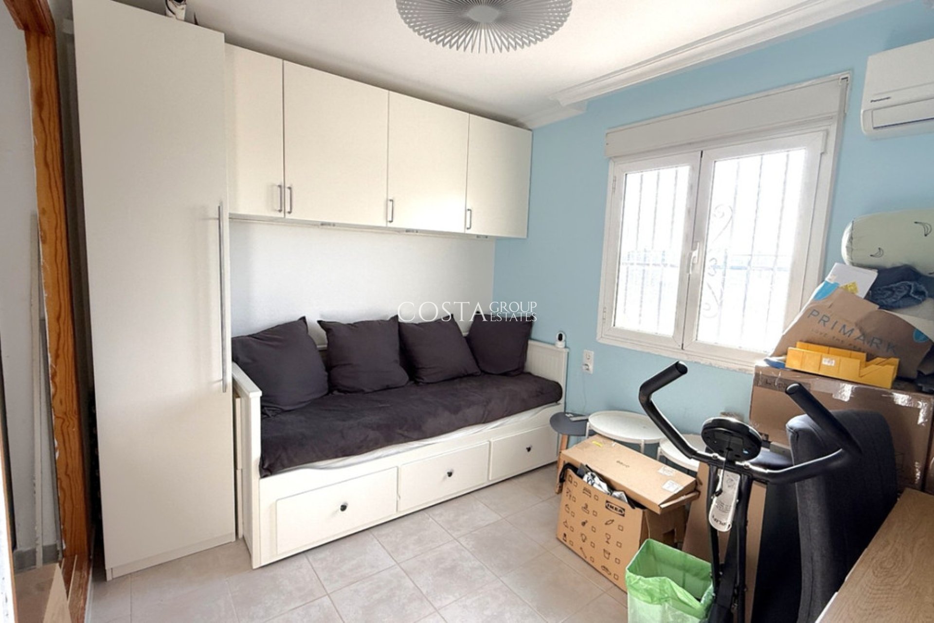 Resale - Villa -
Torrevieja