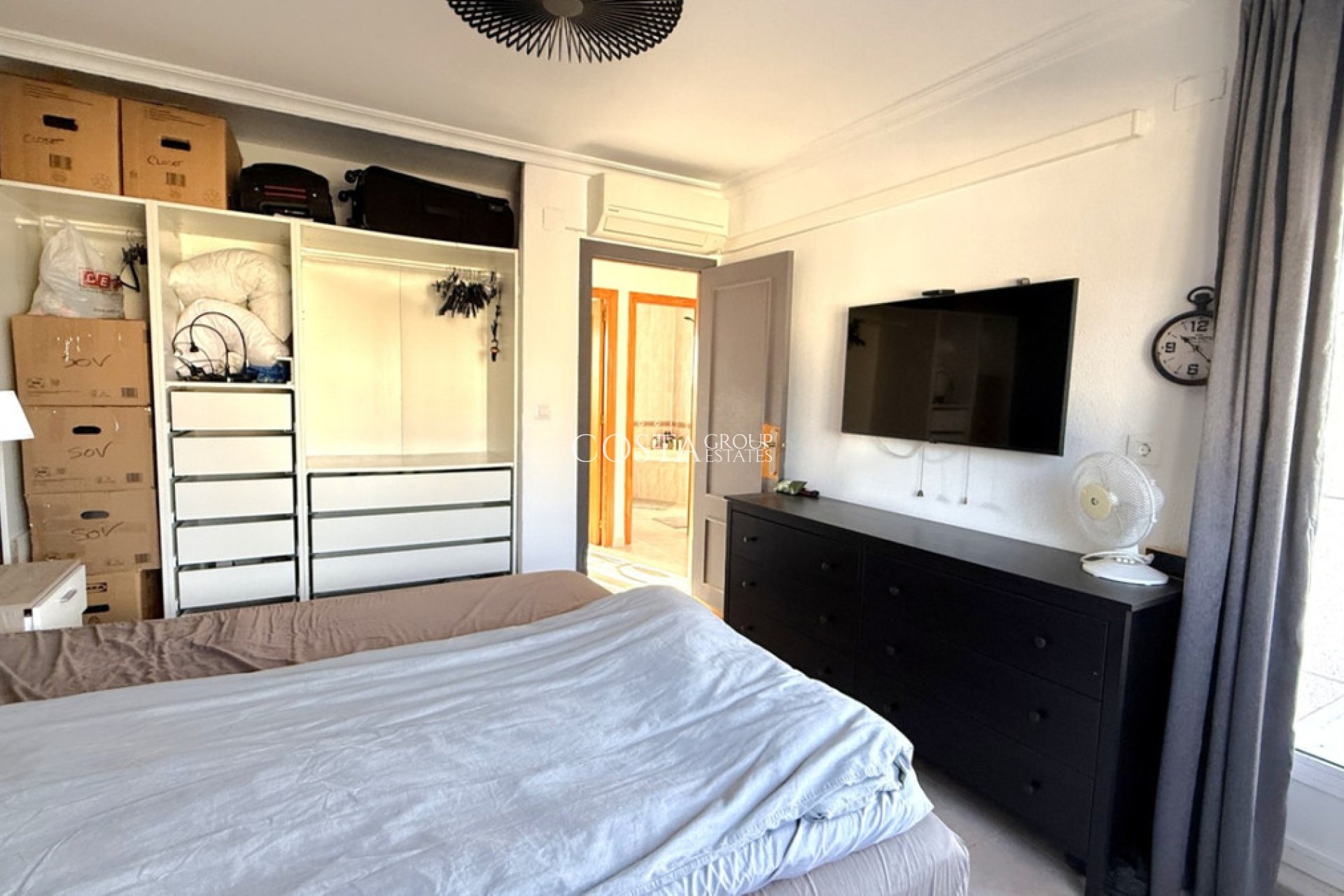 Resale - Villa -
Torrevieja