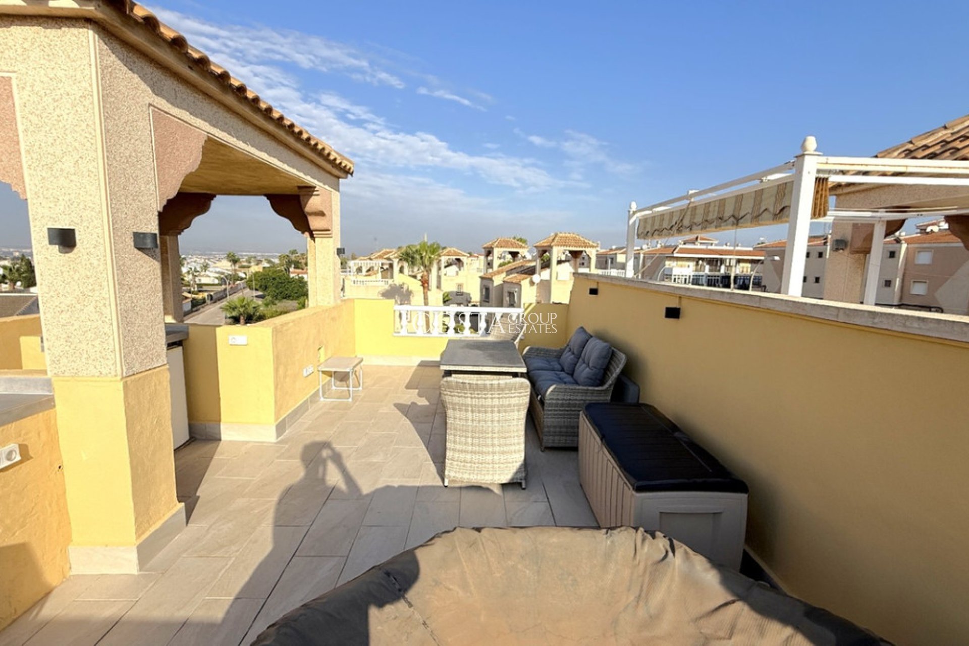 Resale - Villa -
Torrevieja