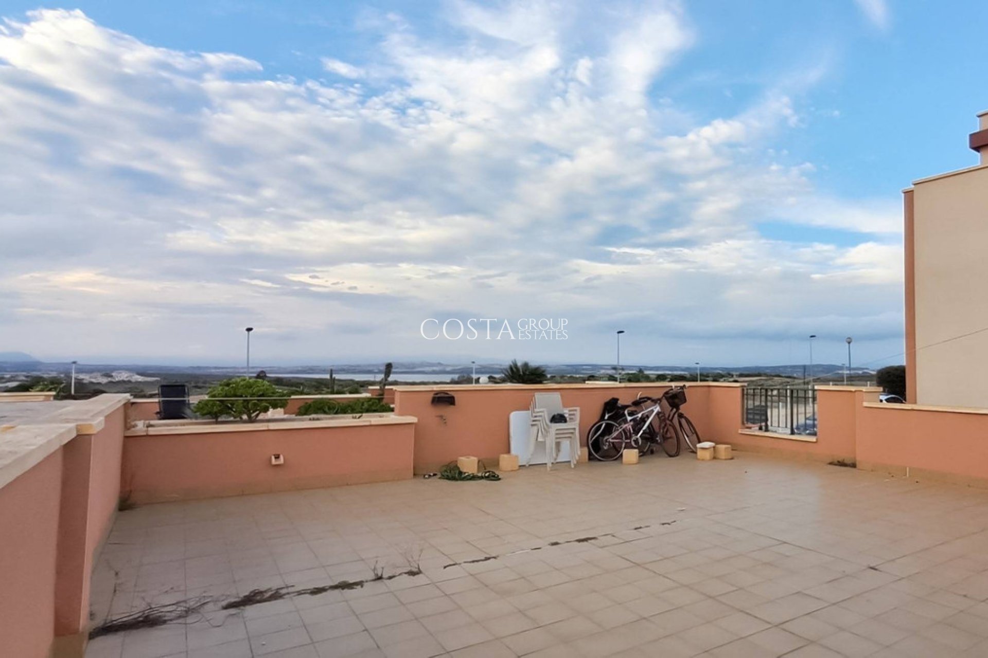 Resale - Villa -
Torrevieja