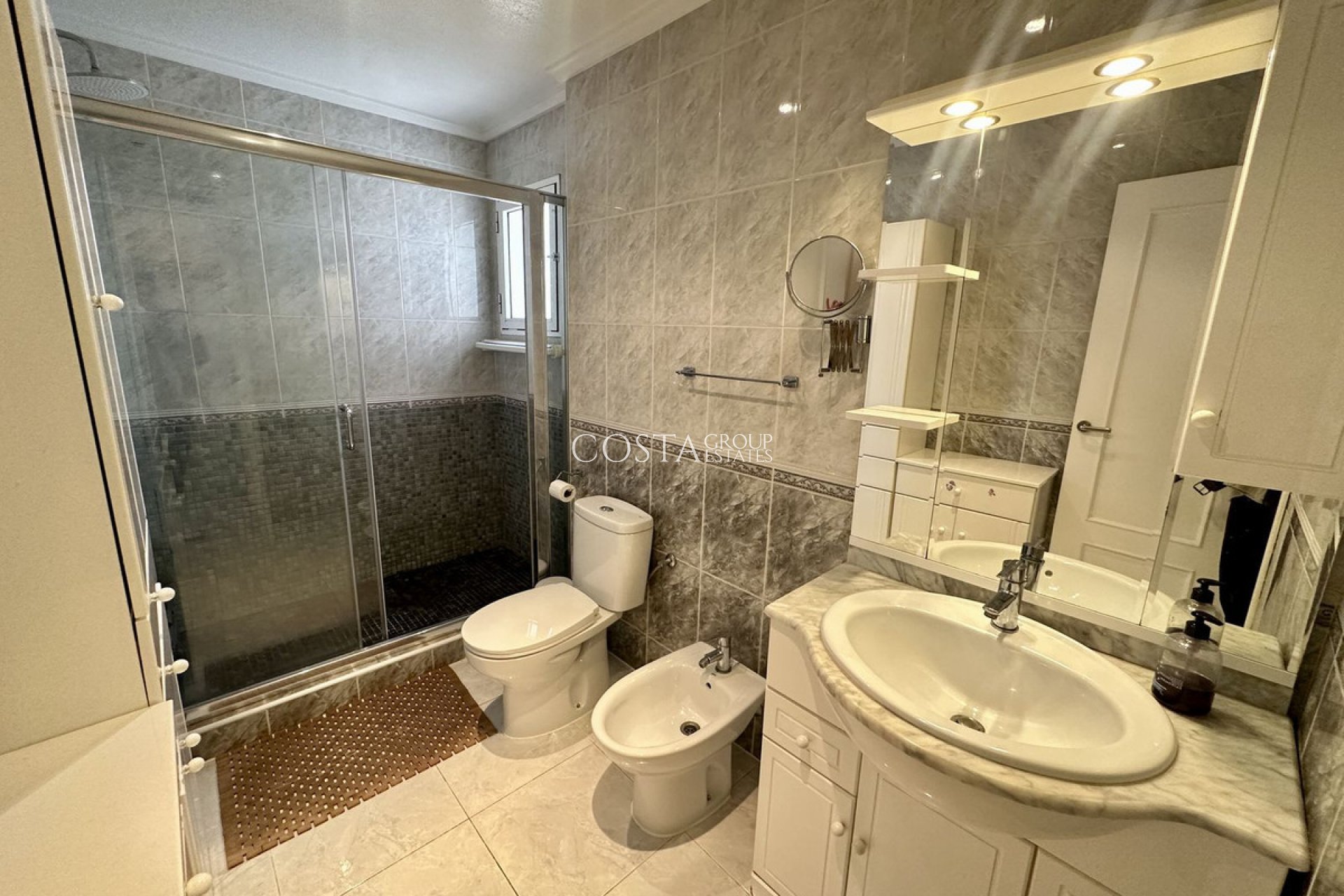 Resale - Villa -
Torrevieja