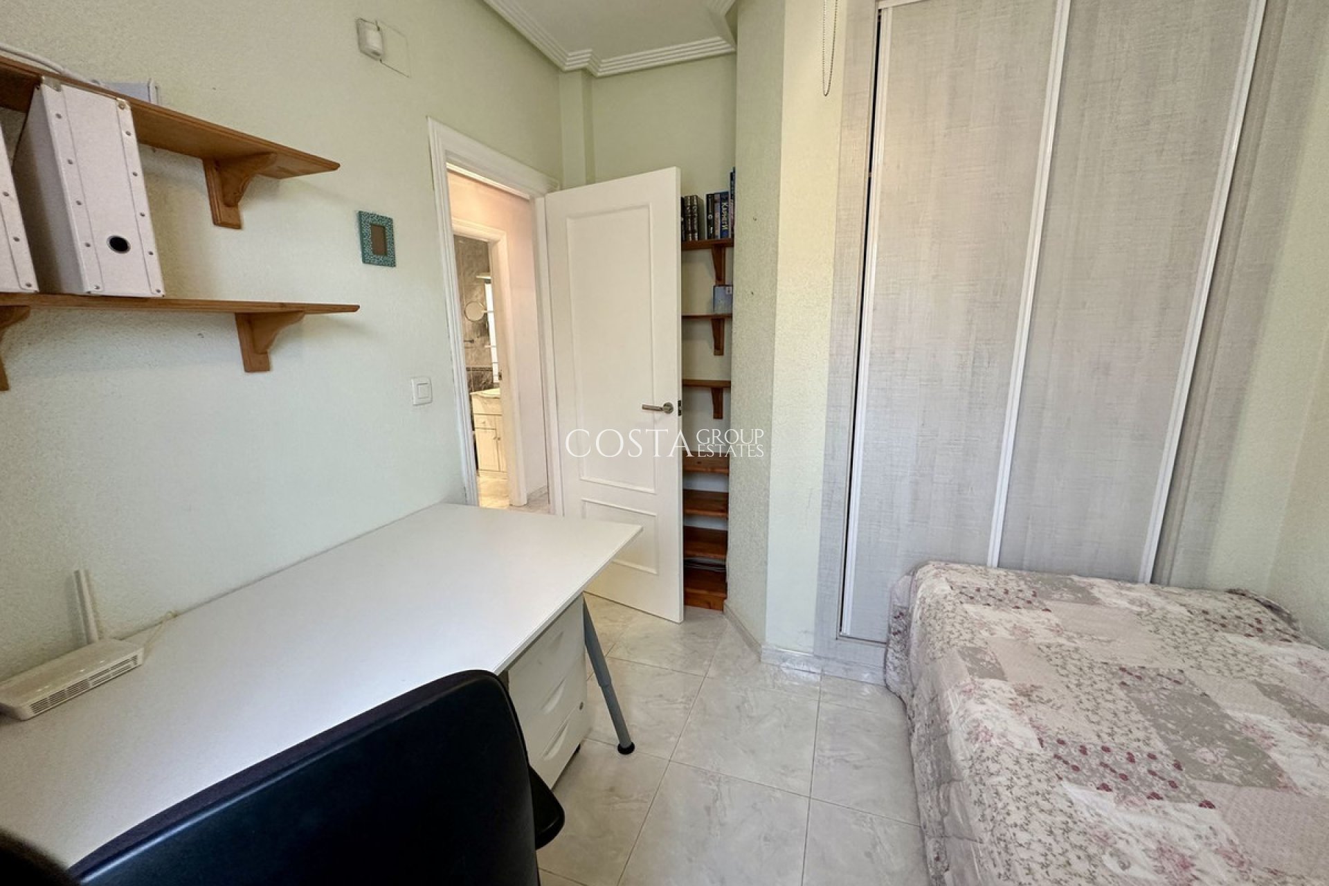 Resale - Villa -
Torrevieja