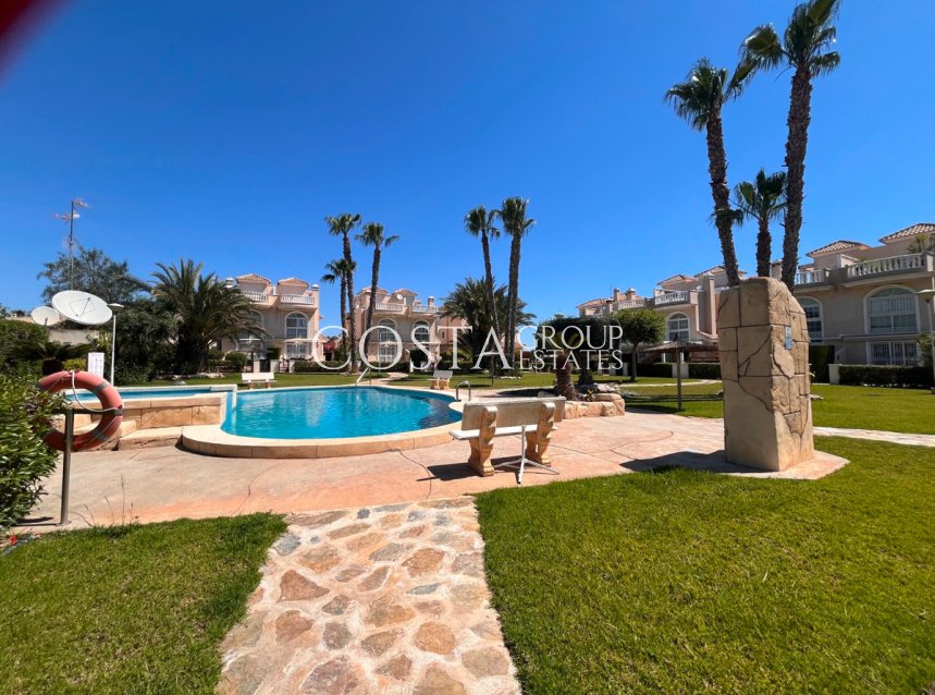 Resale - Villa -
Urbanización El Raso